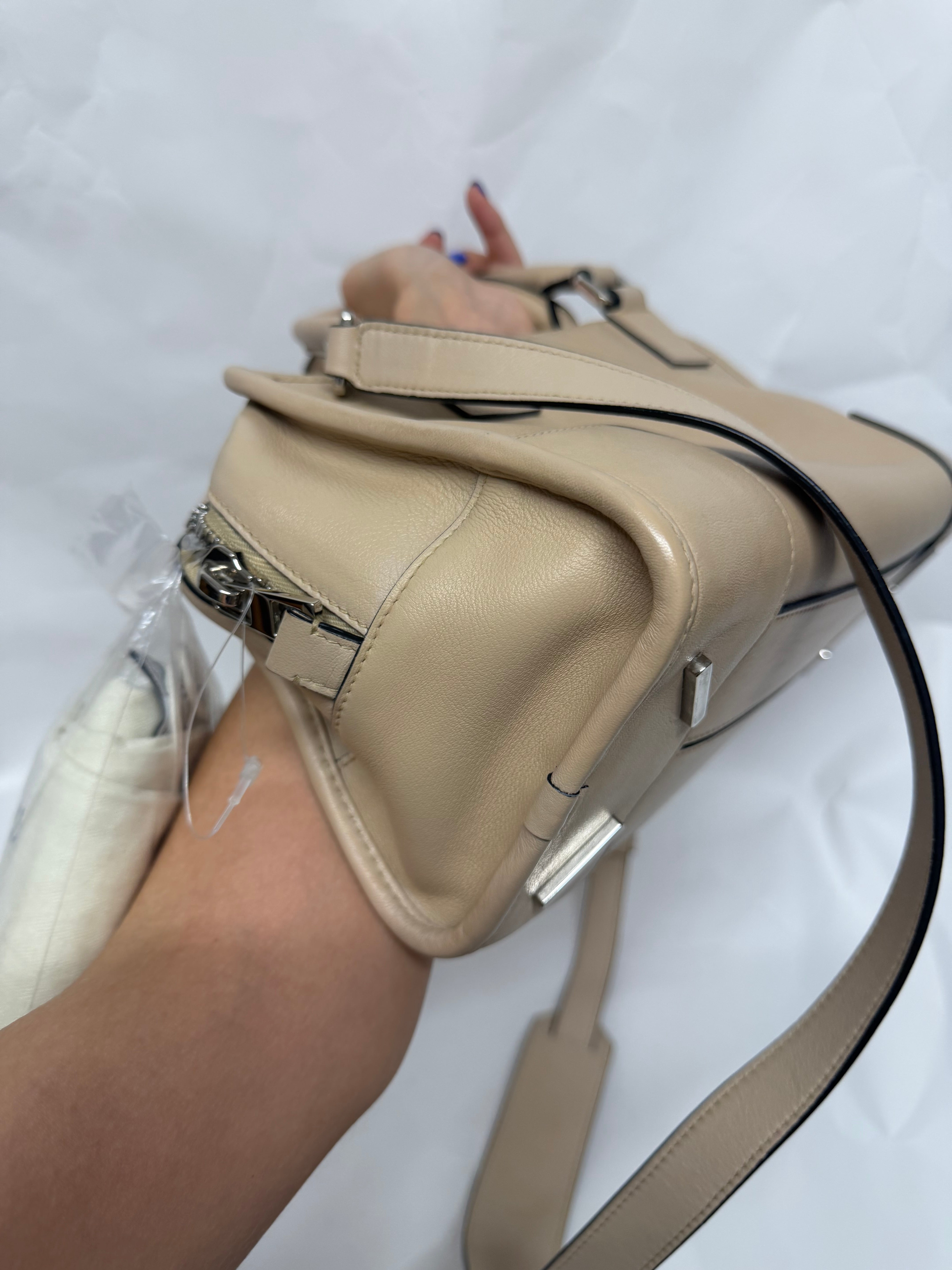 Loewe Amazona 28 beige arena con bandolera