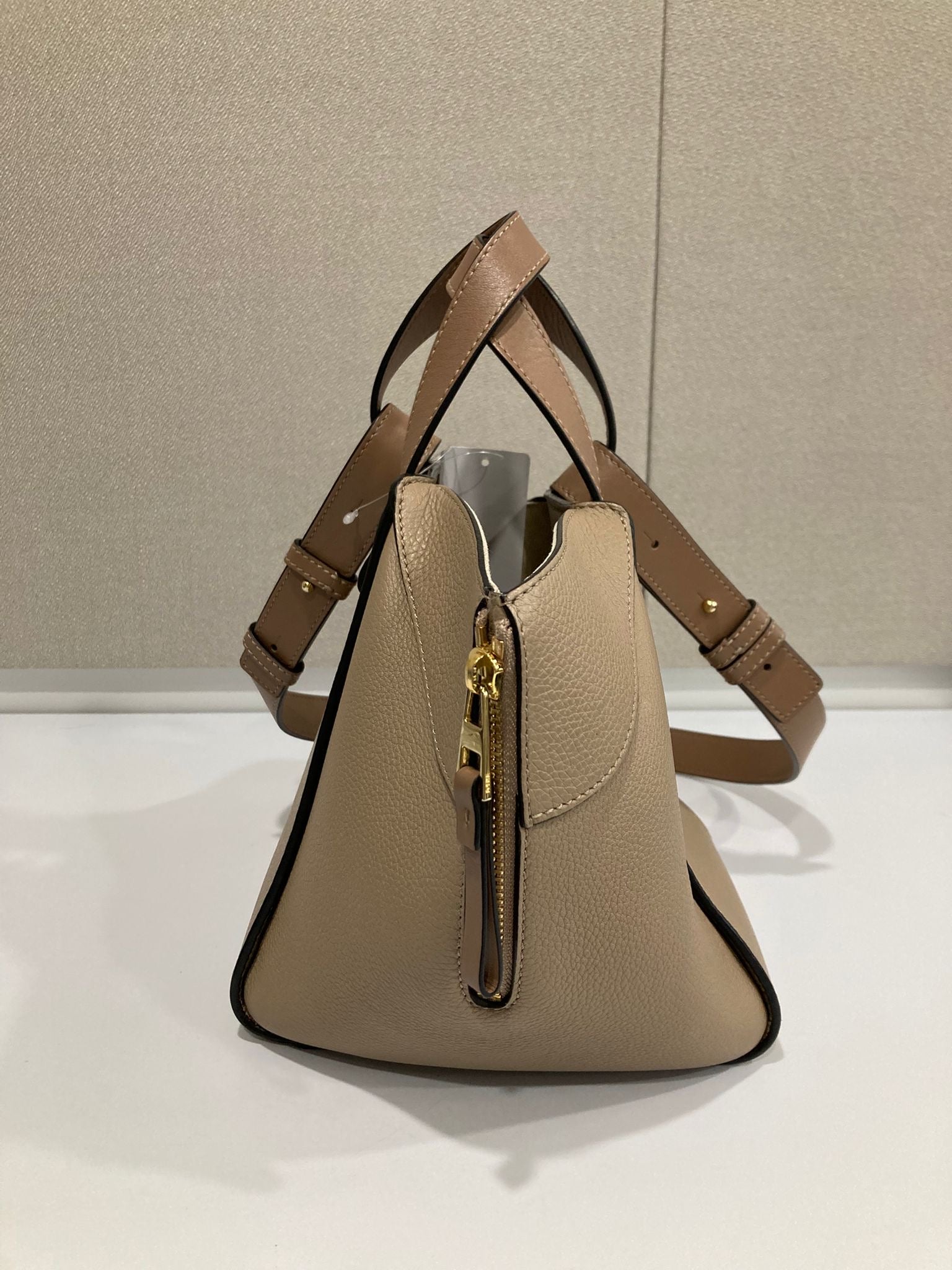 Loewe Hammock Compact en piel de ternera graneada beige