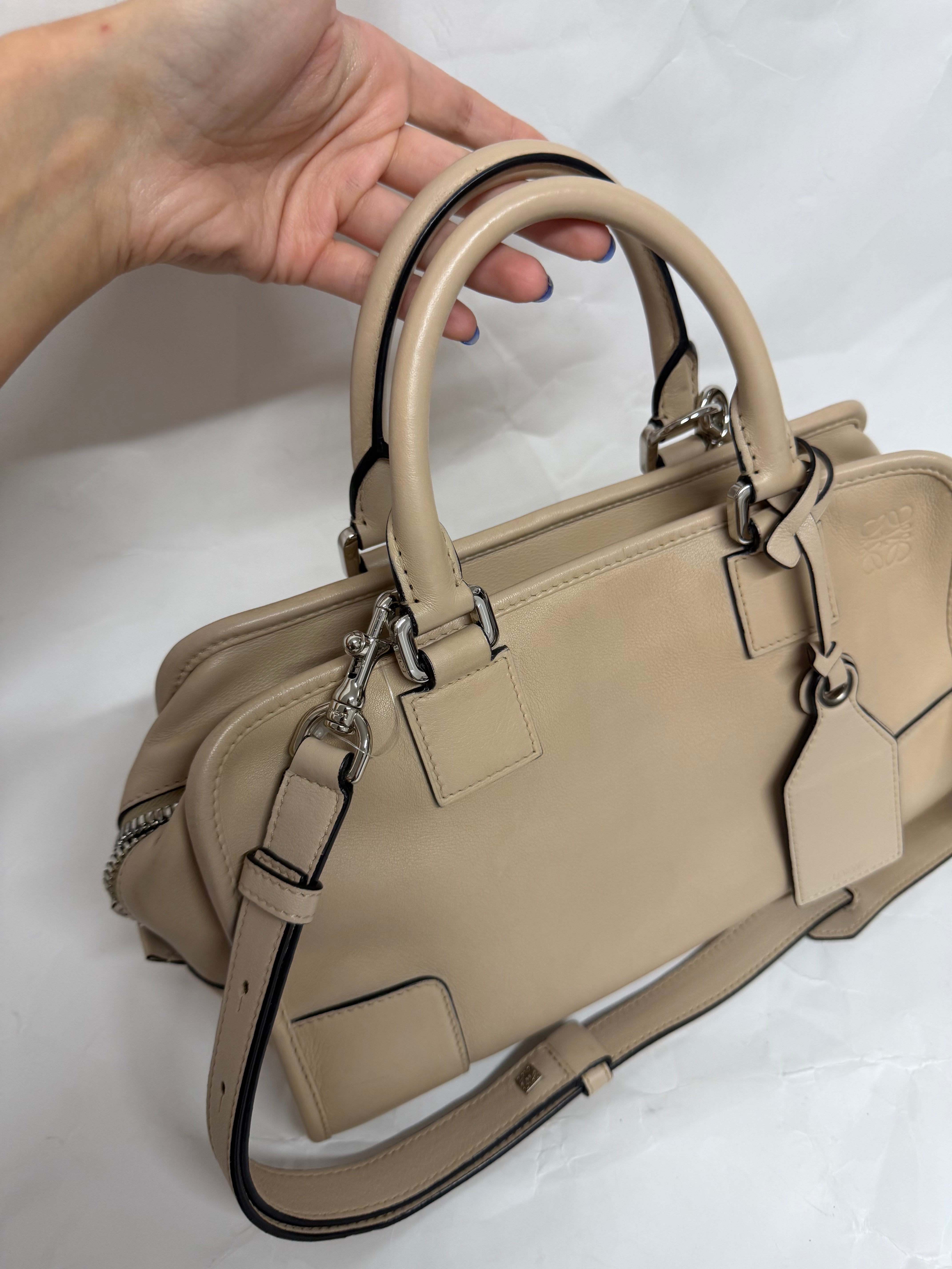 Loewe Amazona 28 beige arena con bandolera
