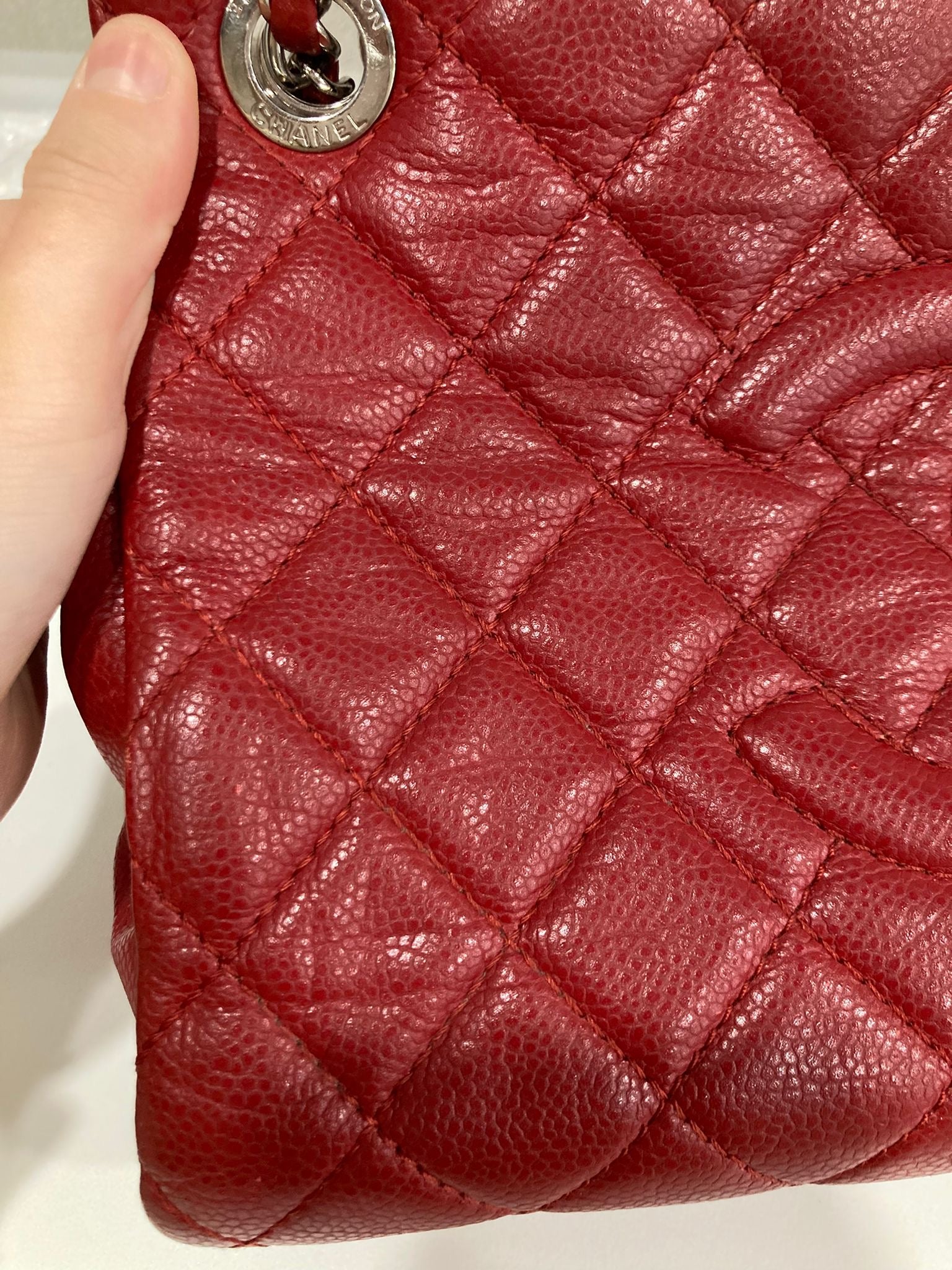 Chanel CC Chain Tote acolchado en piel caviar roja