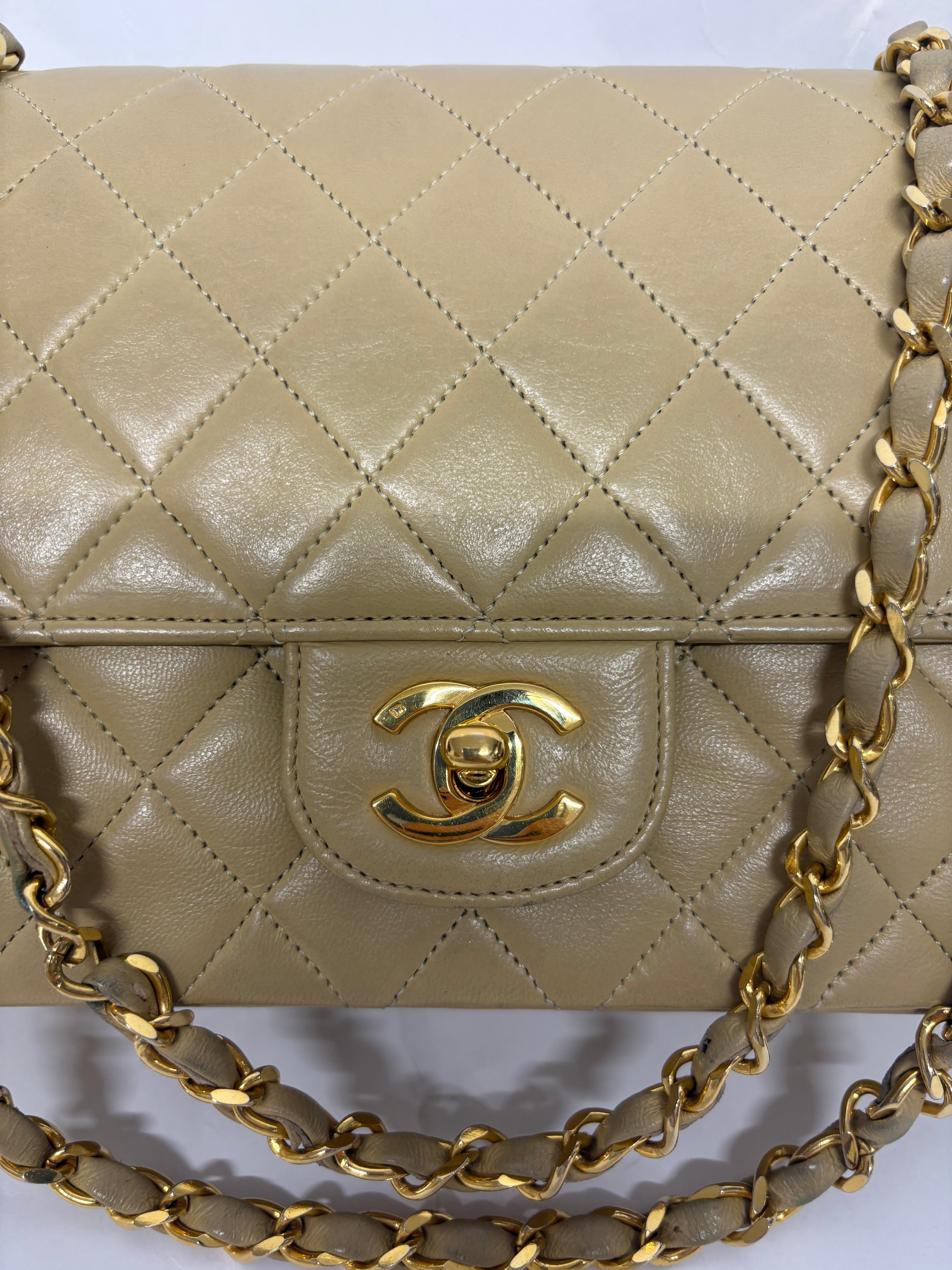 Chanel Timeless 25 Classic Double Flap Beige Mediano En Piel Acolchada Con Cadena Dorada