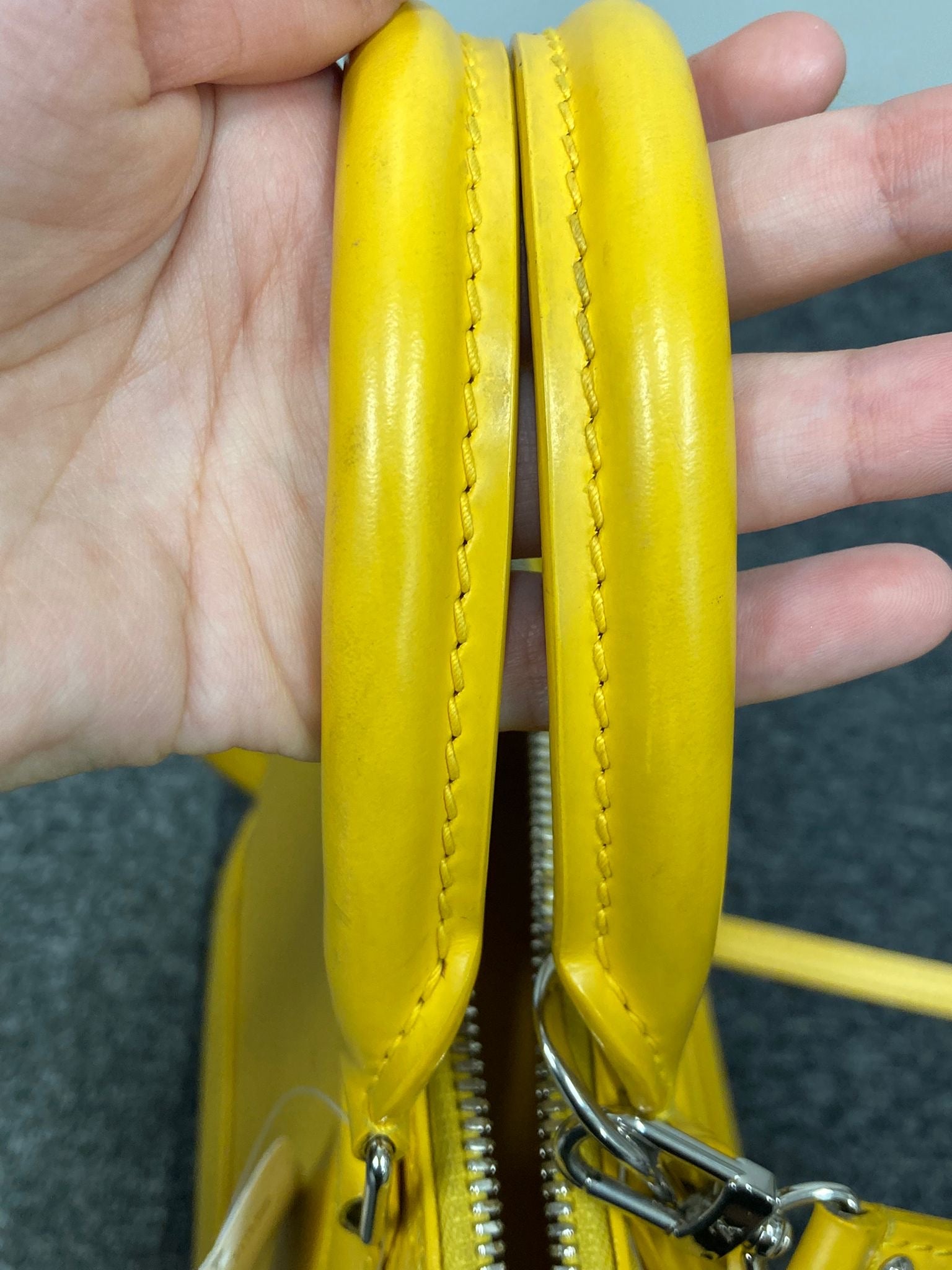 Louis Vuitton Alma bb piel EPI amarillo
