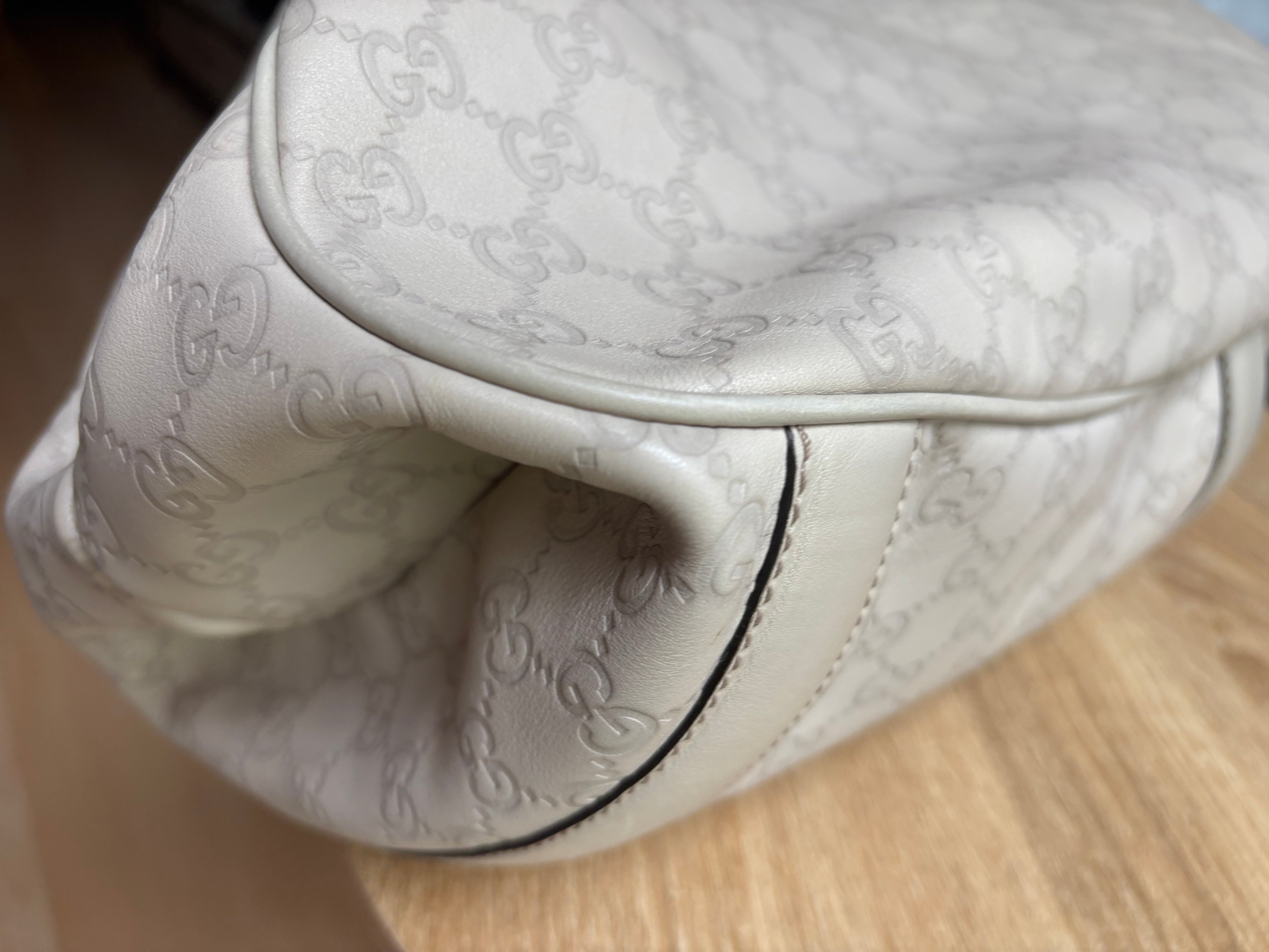 Gucci Pelham grande en piel Guccissima blanca marfil