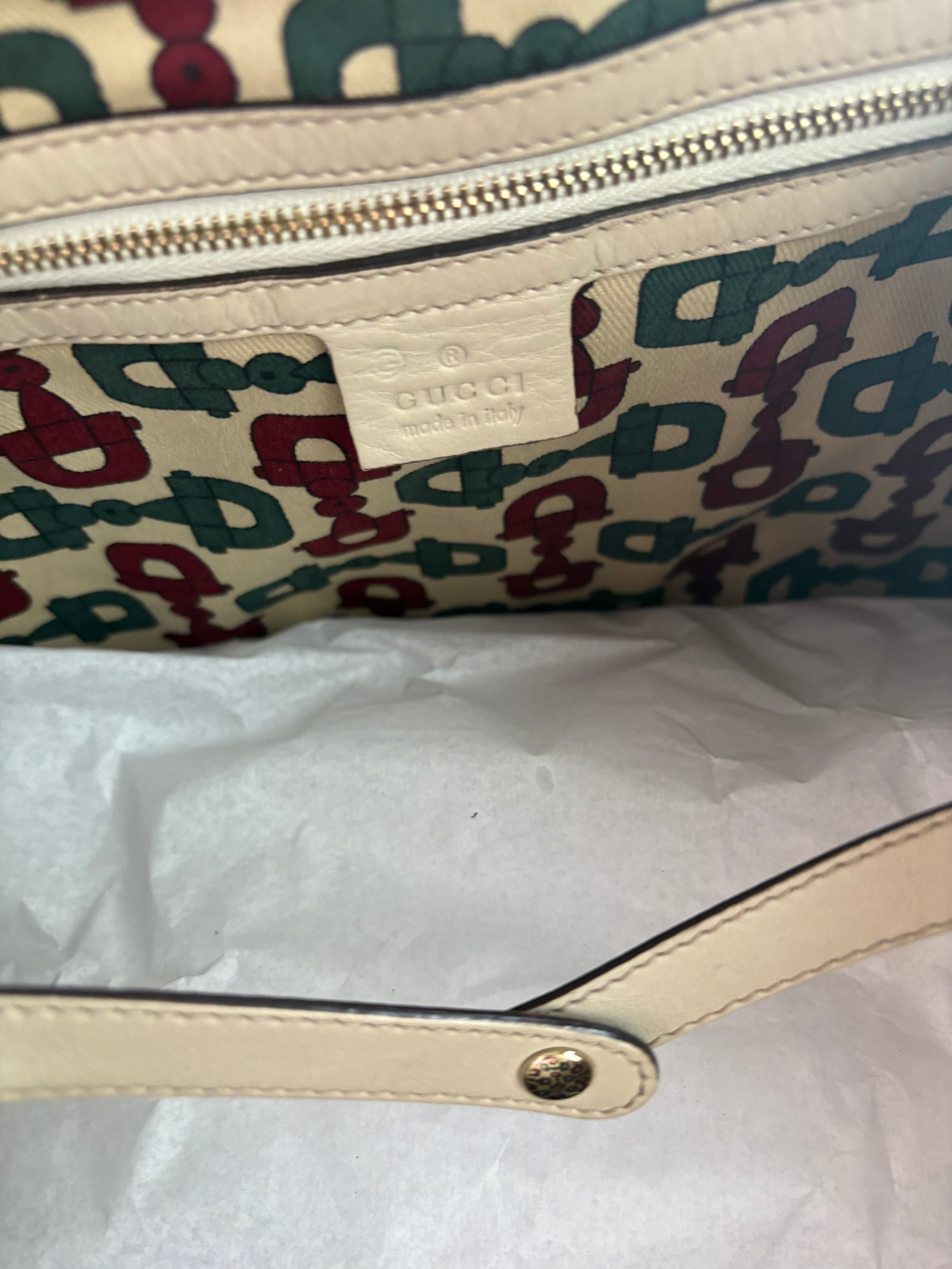Gucci Pelham grande en piel Guccissima blanca marfil