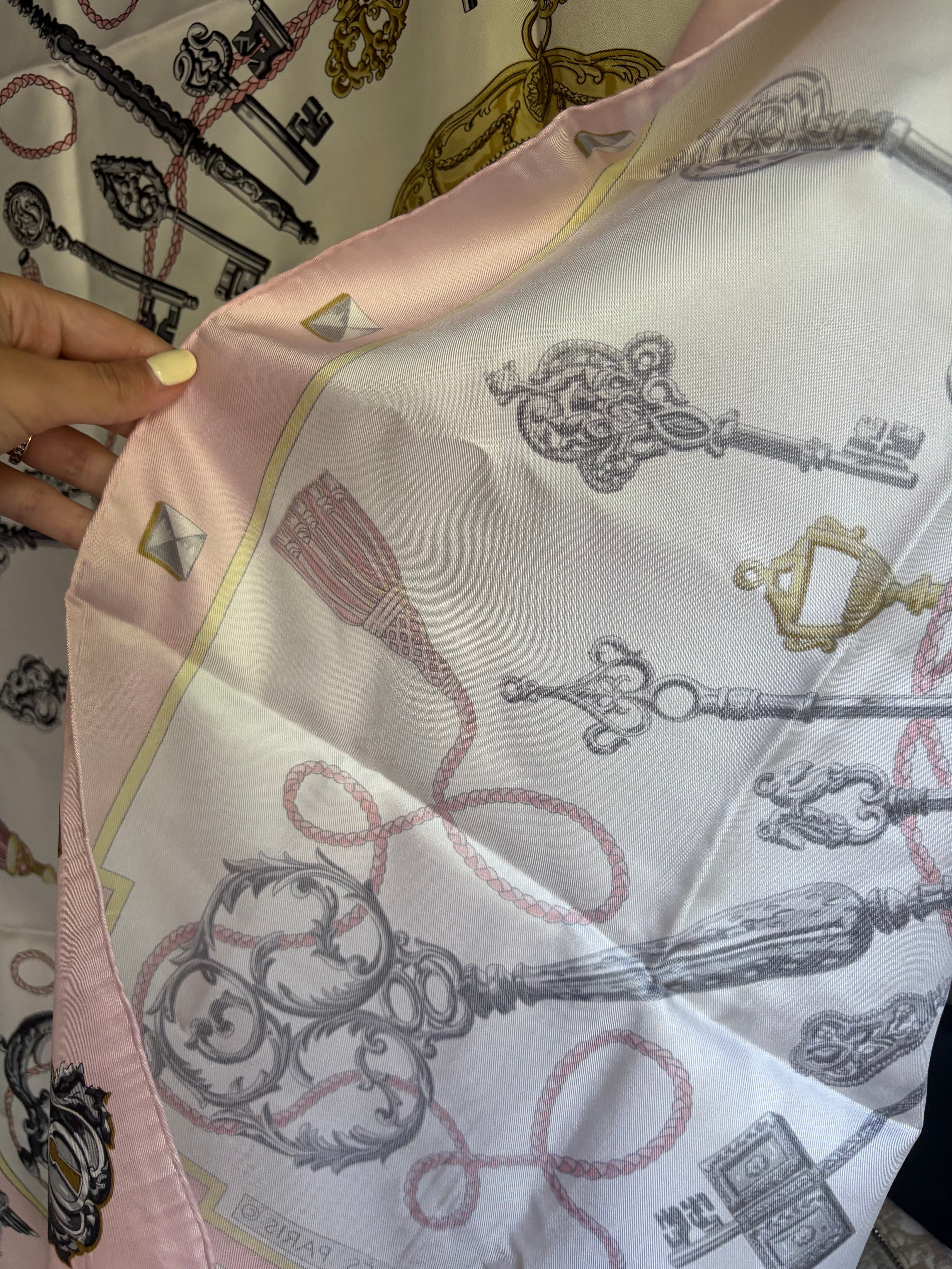 Hermès – Carrè Pañuelo de Seda 88 cm Rosa Claro con Motivo de Llaves en Negro y Dorado