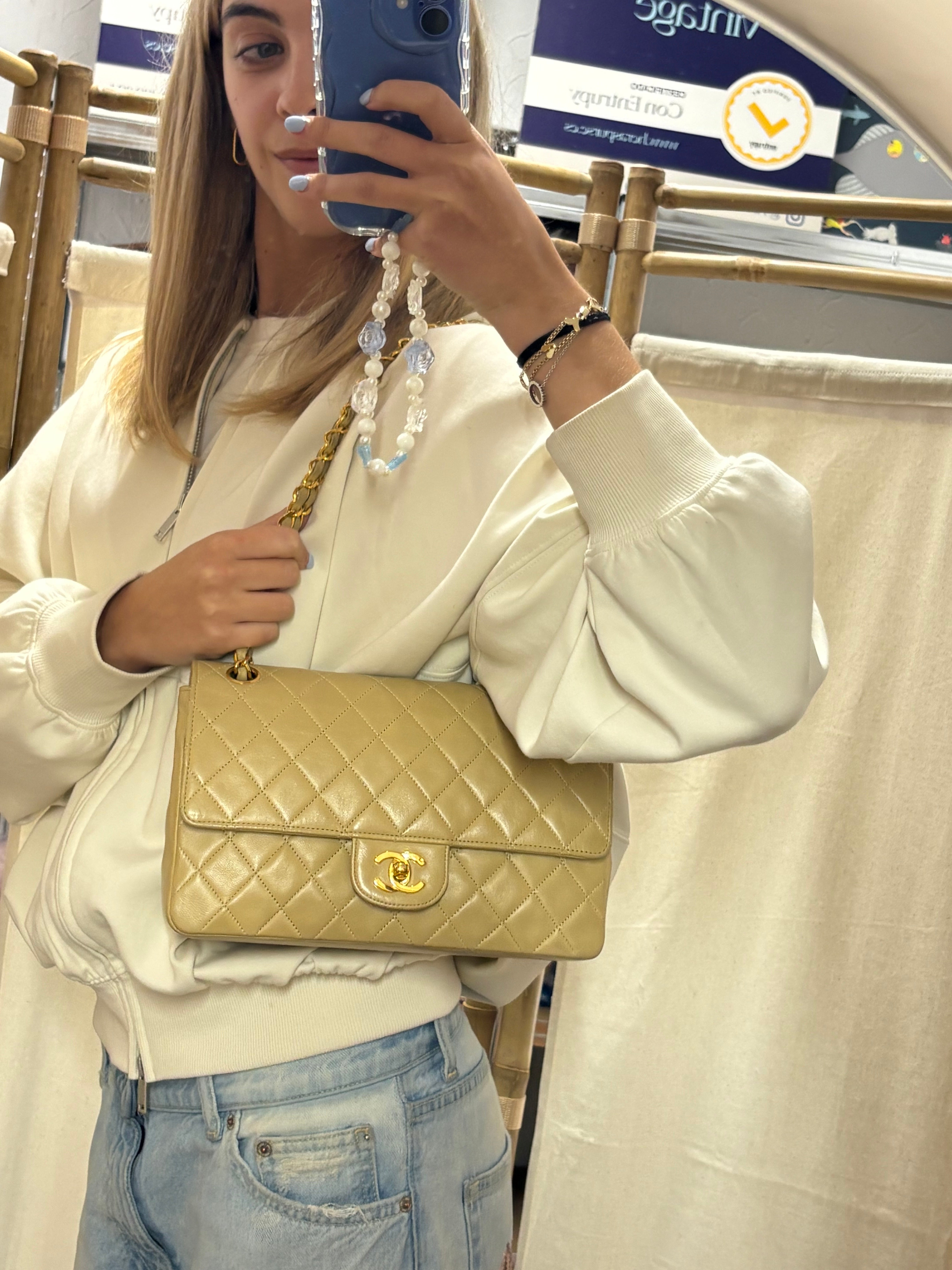 Chanel Timeless 25 Classic Double Flap Beige Mediano En Piel Acolchada Con Cadena Dorada