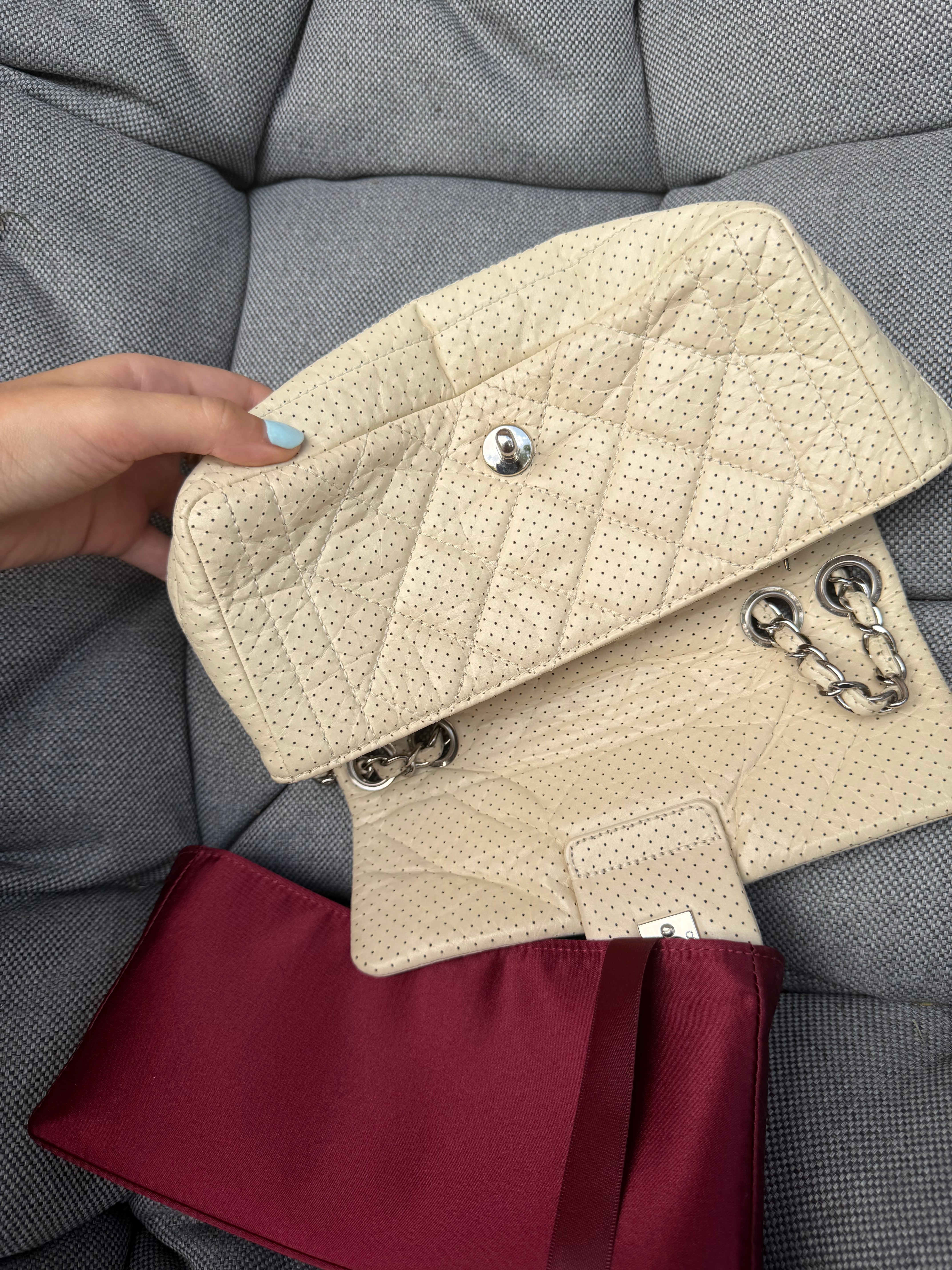 Chanel One Flap Small · Piel Perforada Marfil · Herrajes Plata