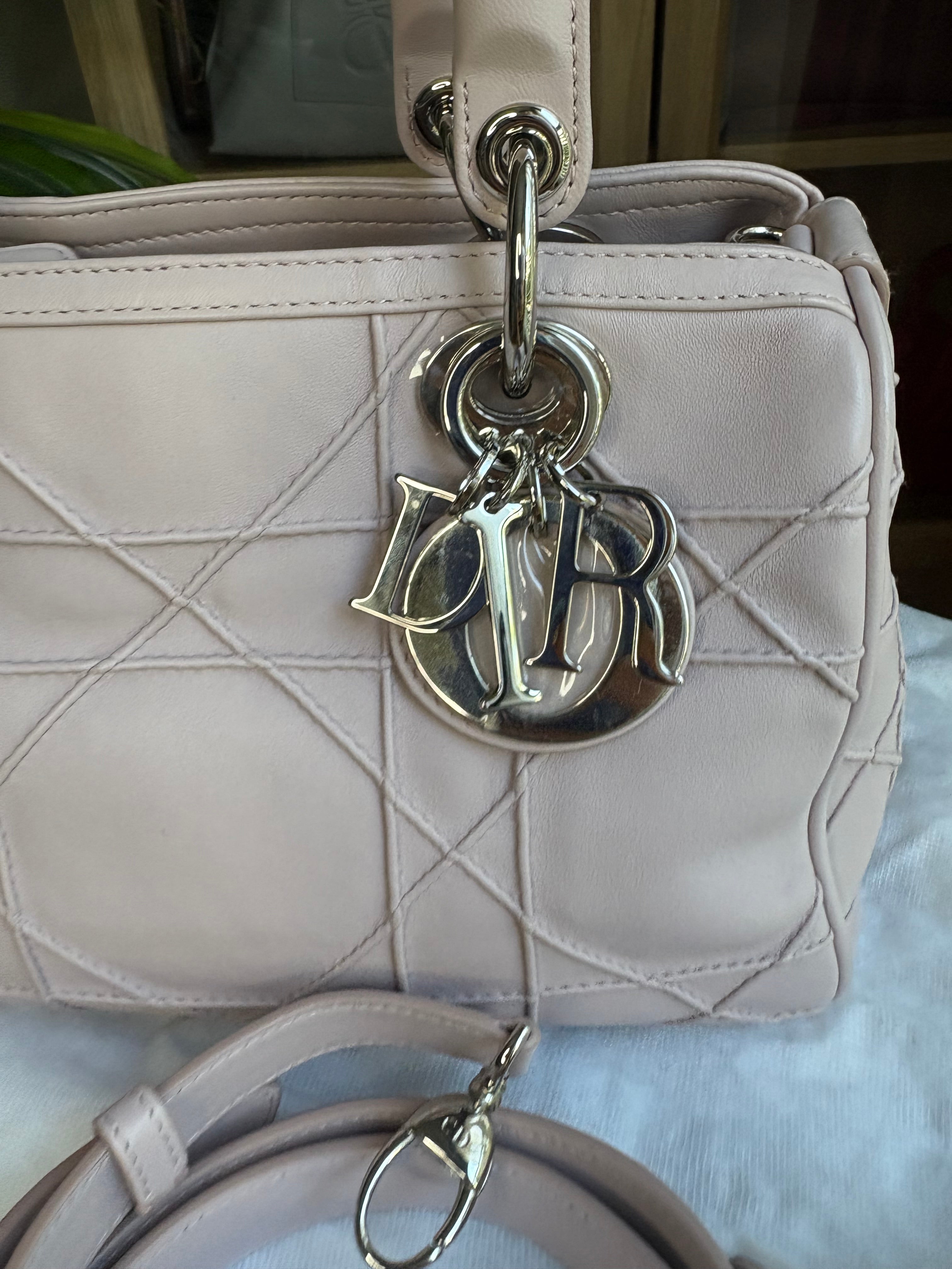 Christian Dior Lady Dior Granville – Rosa Palo con Herrajes Plateados y Bandolera