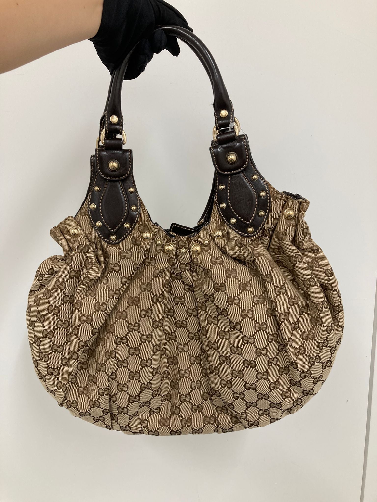 Gucci Pelham Tote GG Supreme Beige con Asas de Piel Marrón y Tachuelas Doradas
