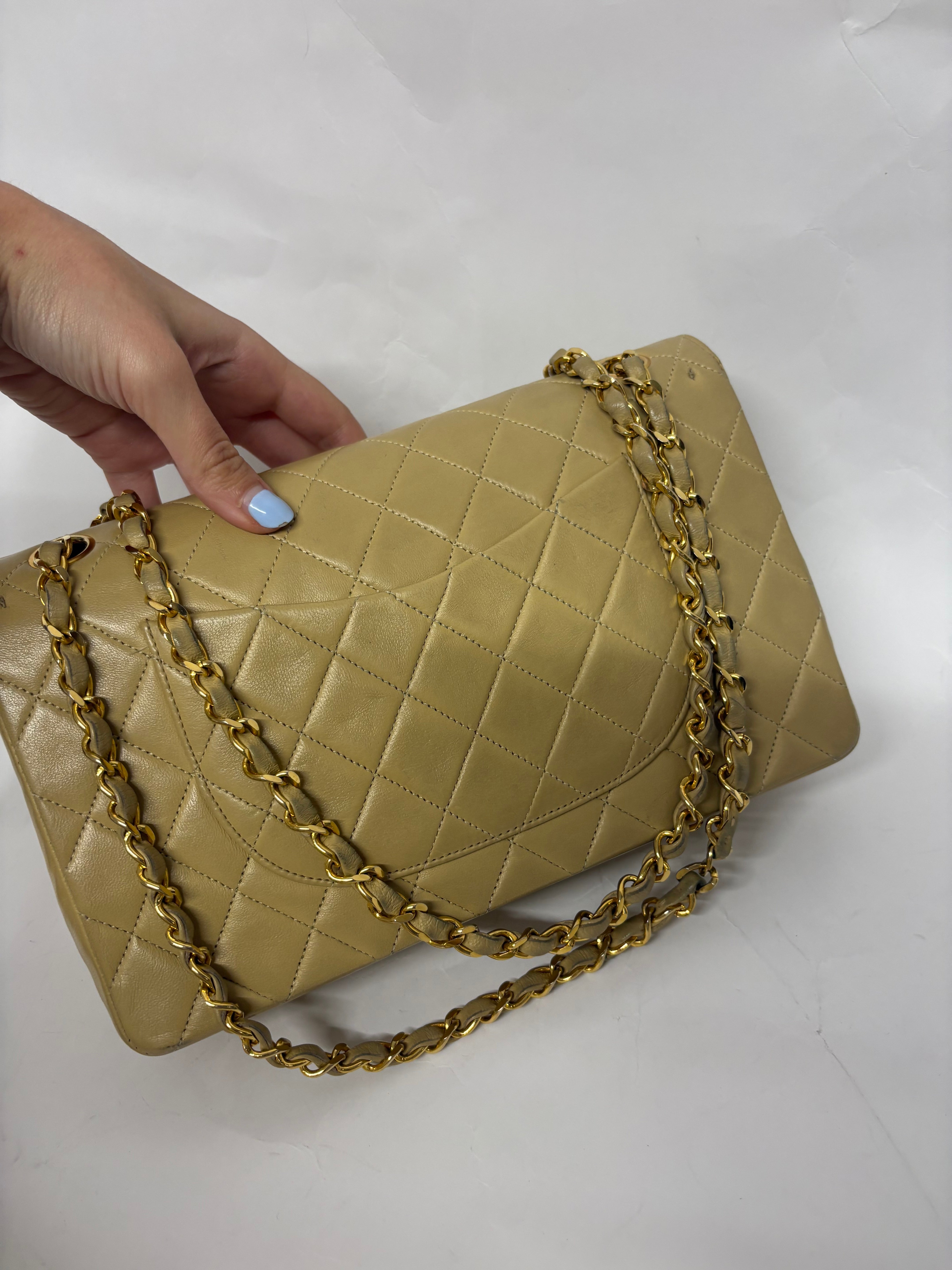 Chanel Timeless 25 Classic Double Flap Beige Mediano En Piel Acolchada Con Cadena Dorada