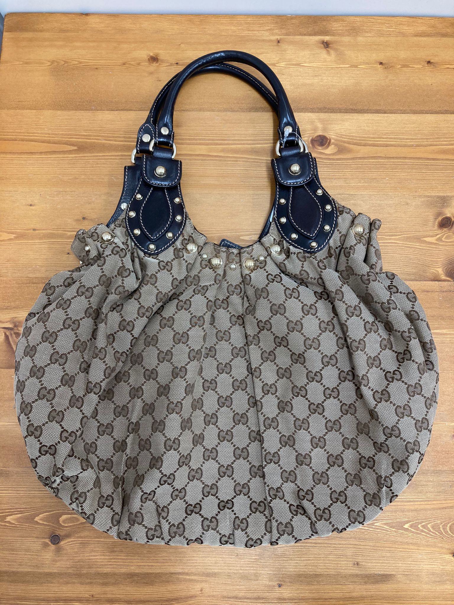 Gucci Pelham Tote GG Supreme Beige con Asas de Piel Marrón y Tachuelas Doradas