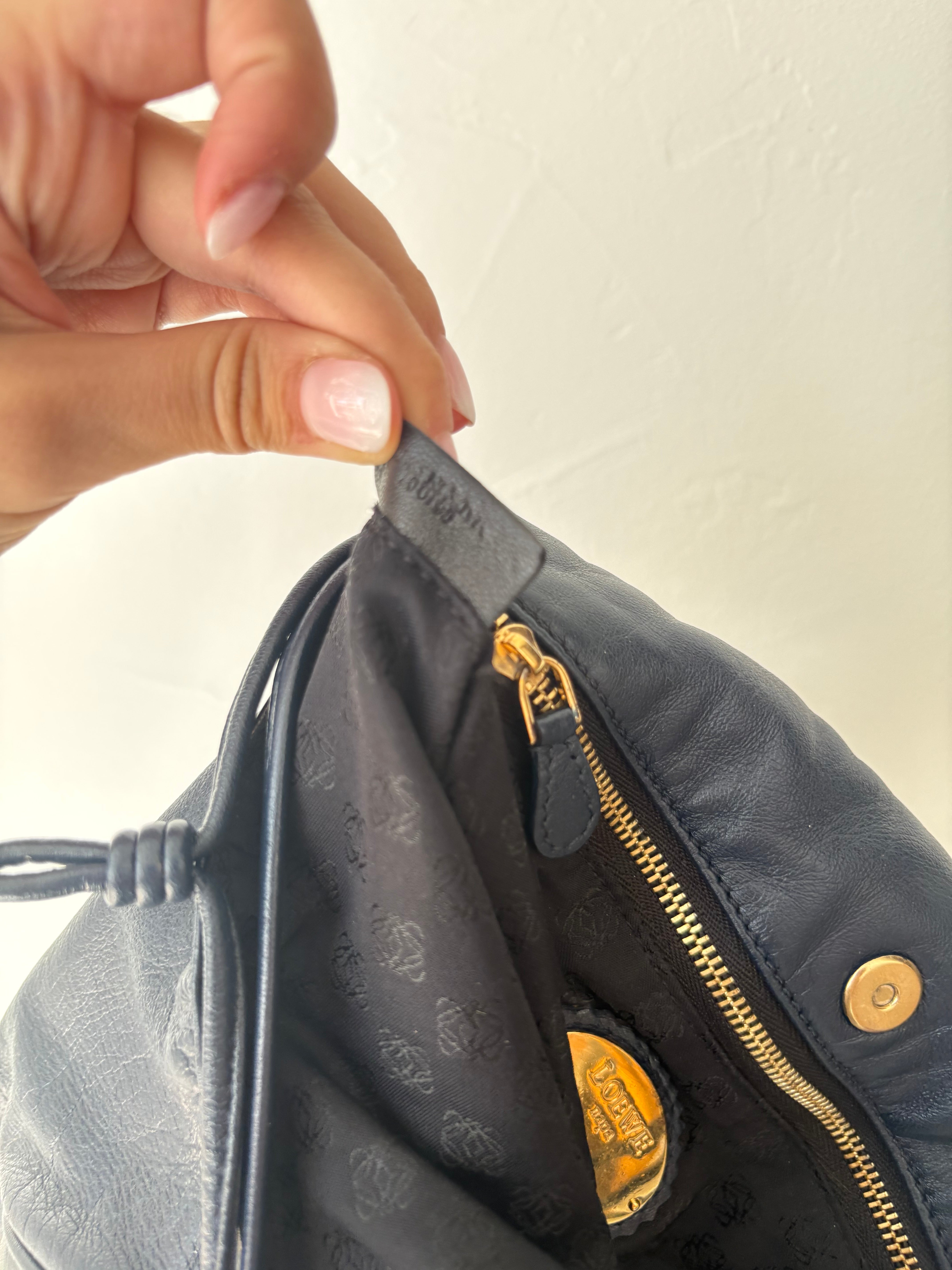loewe bolso tipo flamenco saco en piel azul marino con bandolera