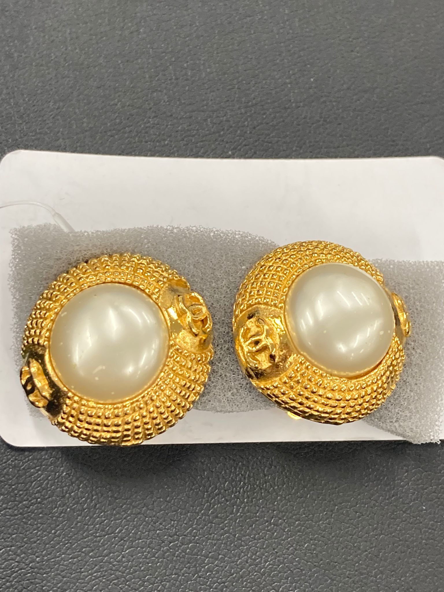 Pendientes Chanel Vintage Coco Mark con perla imitación