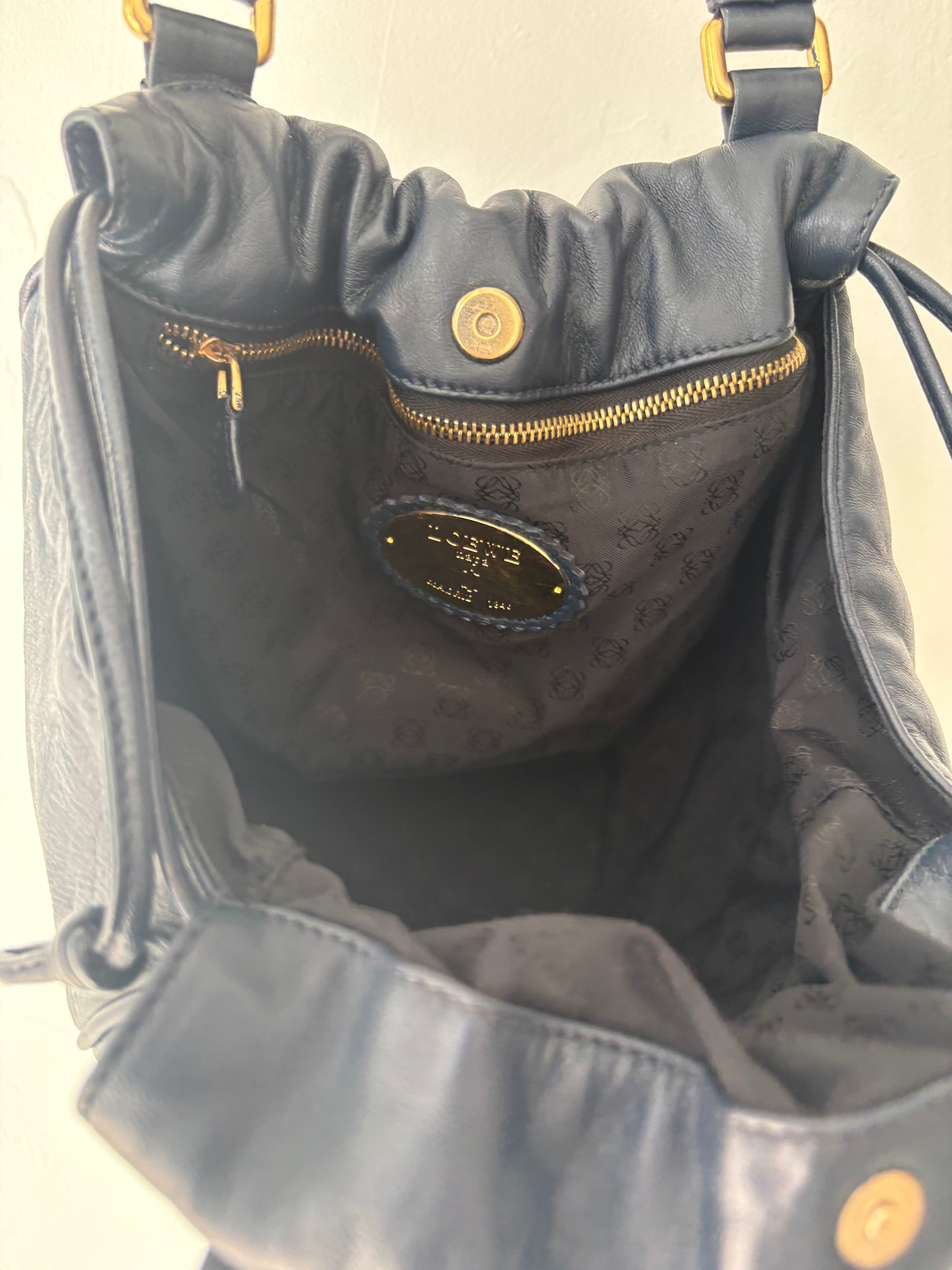loewe bolso tipo flamenco saco en piel azul marino con bandolera