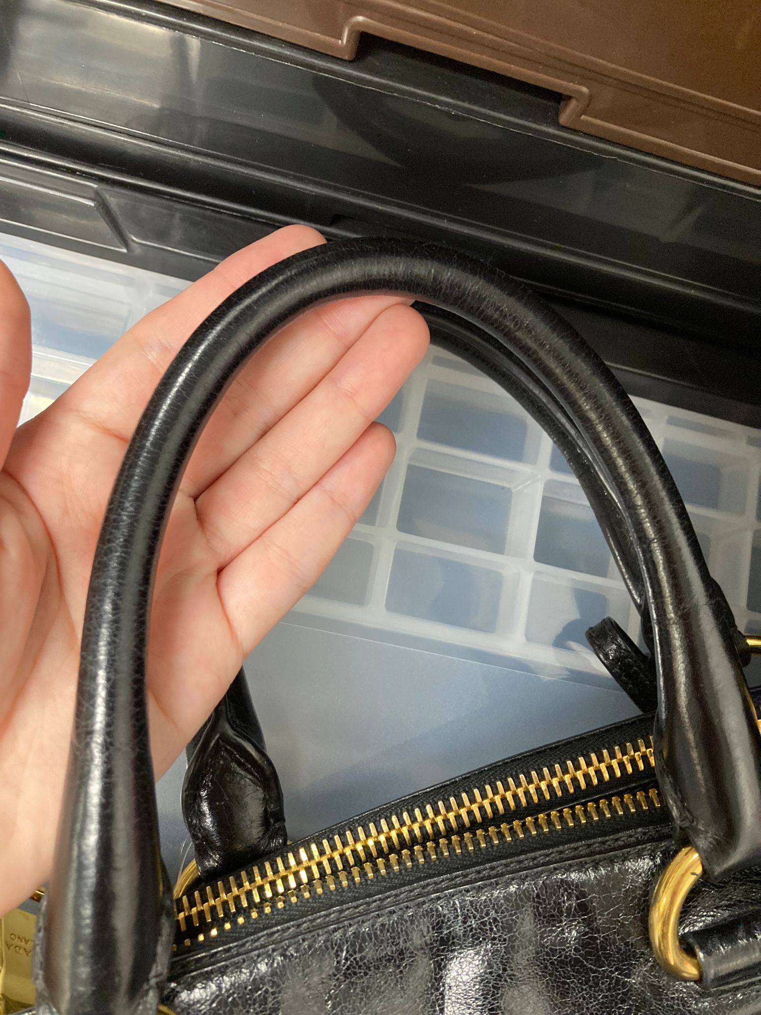 Prada vitello bandolera negra