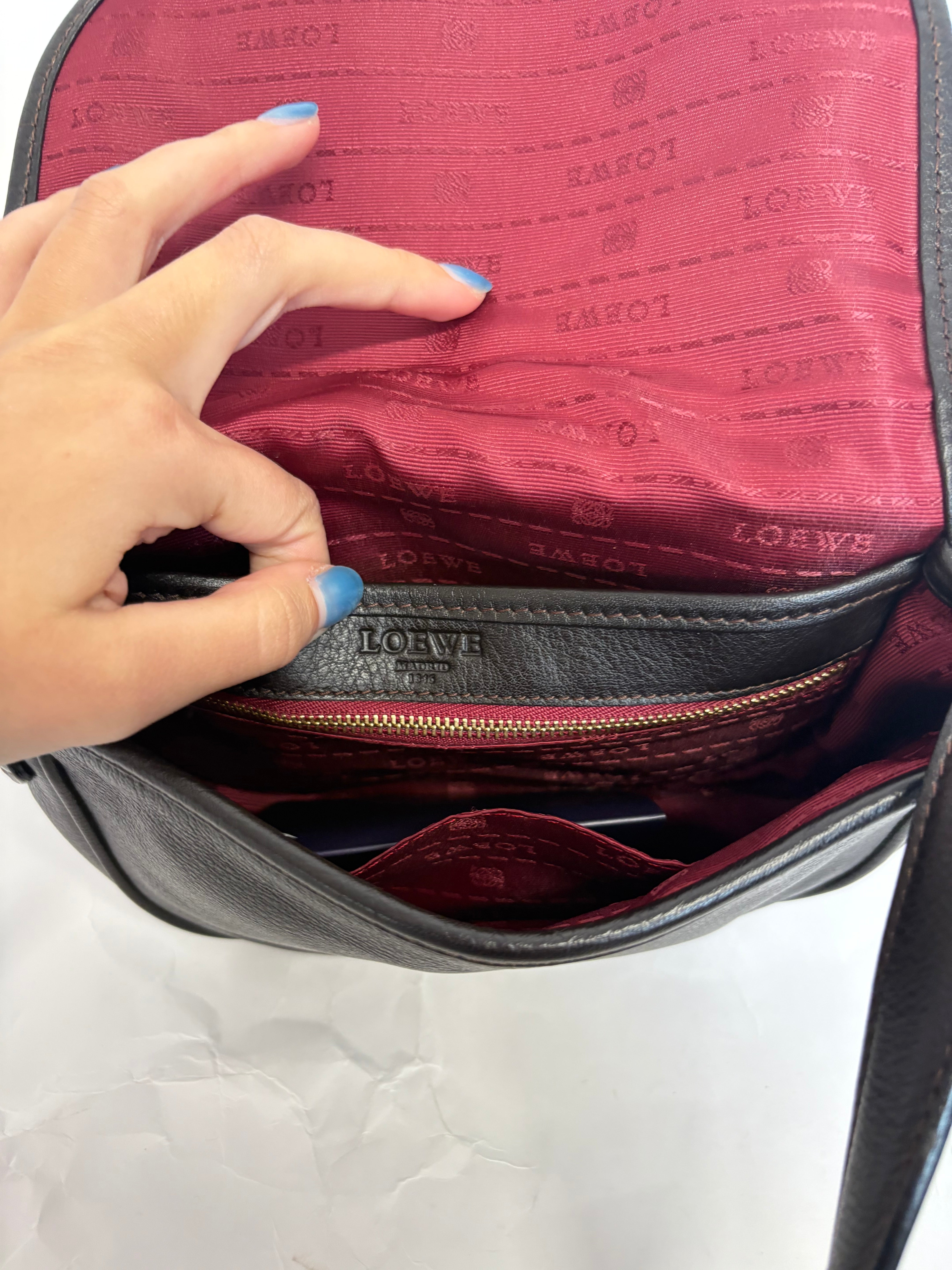 Loewe Heritage Pequeña Marrón – Vintage Crossbody Bag