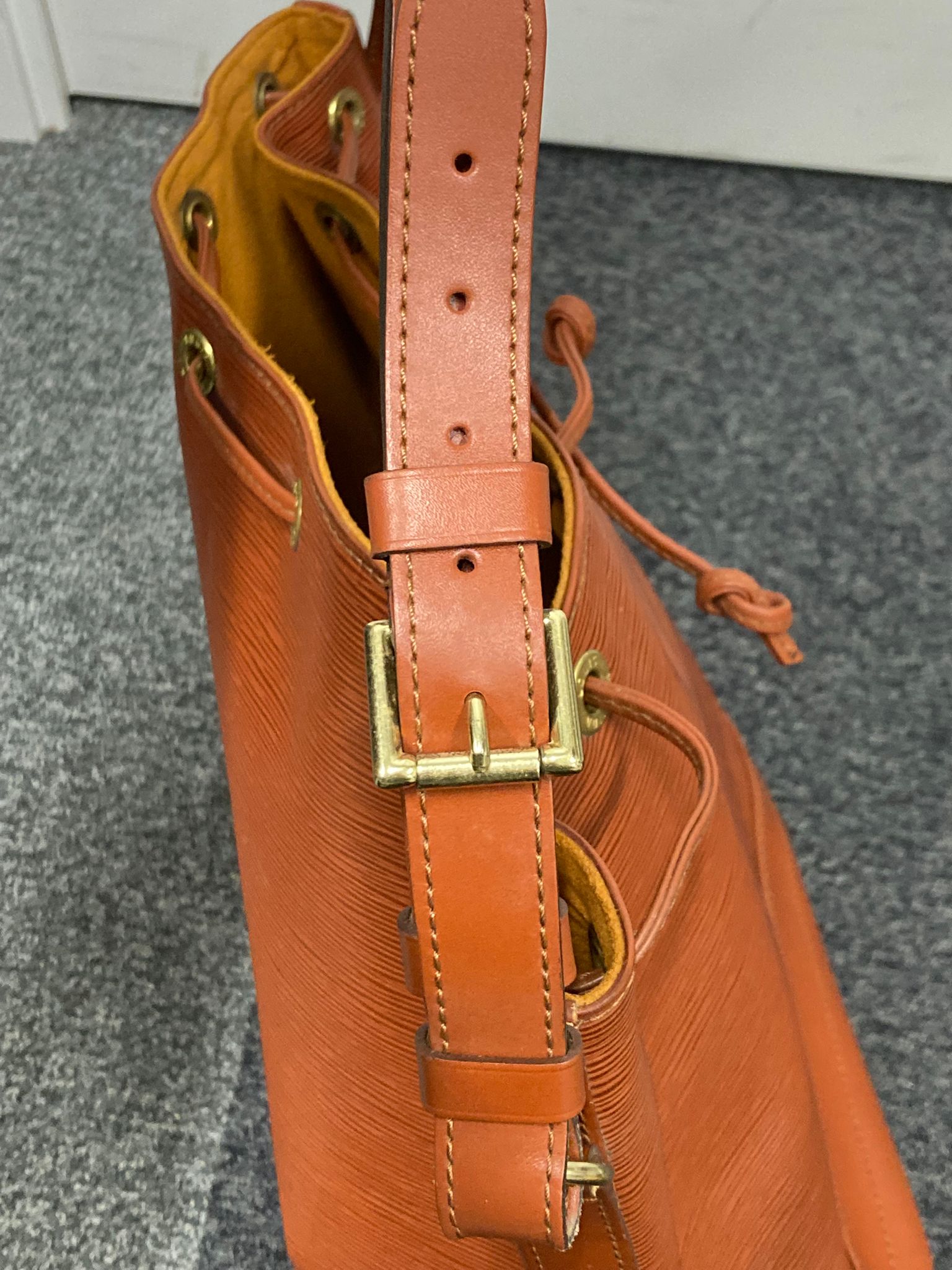 Louis Vuitton Noé Epi Leather Bucket Bag Marrón