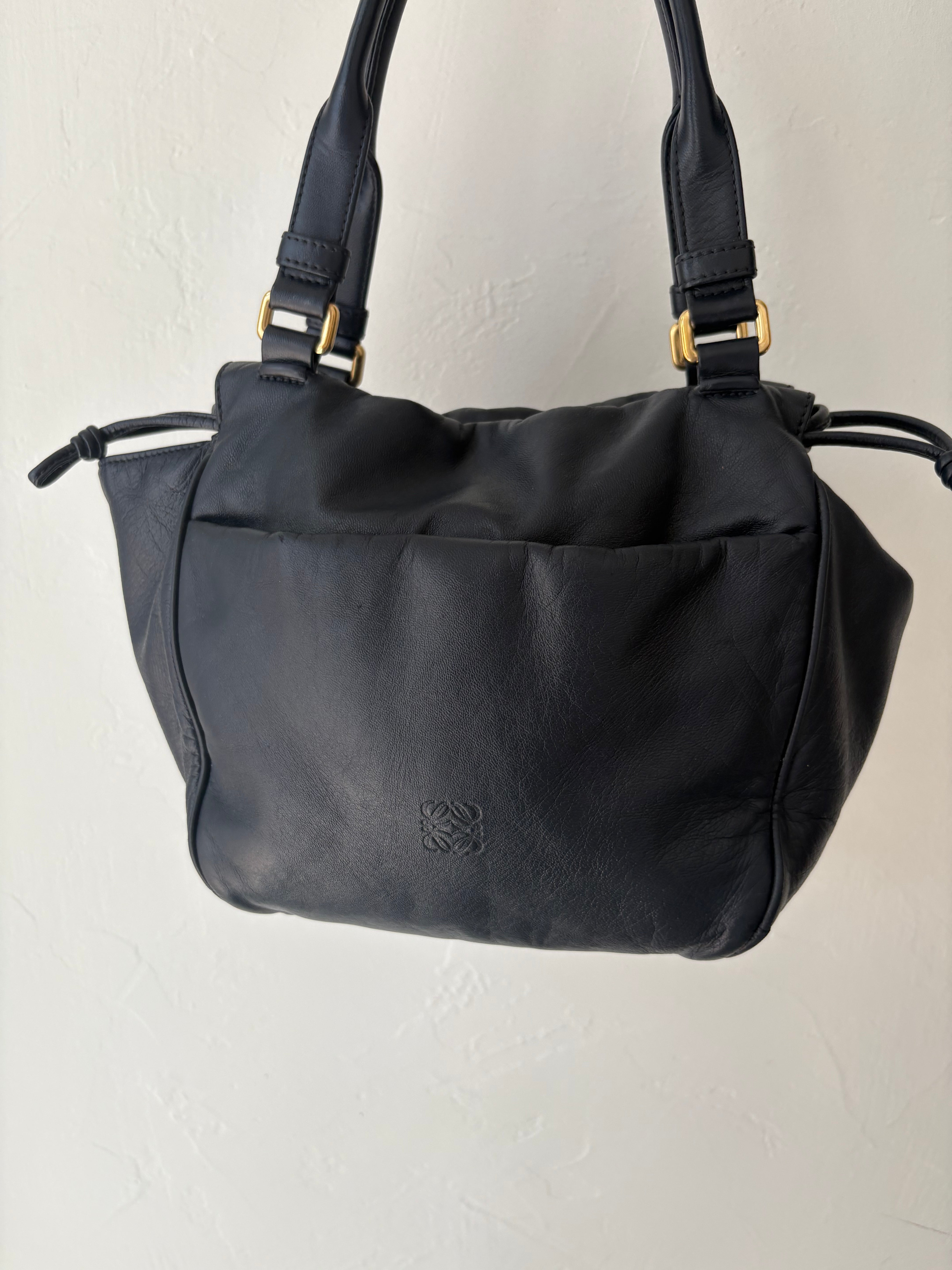 loewe bolso tipo flamenco saco en piel azul marino con bandolera