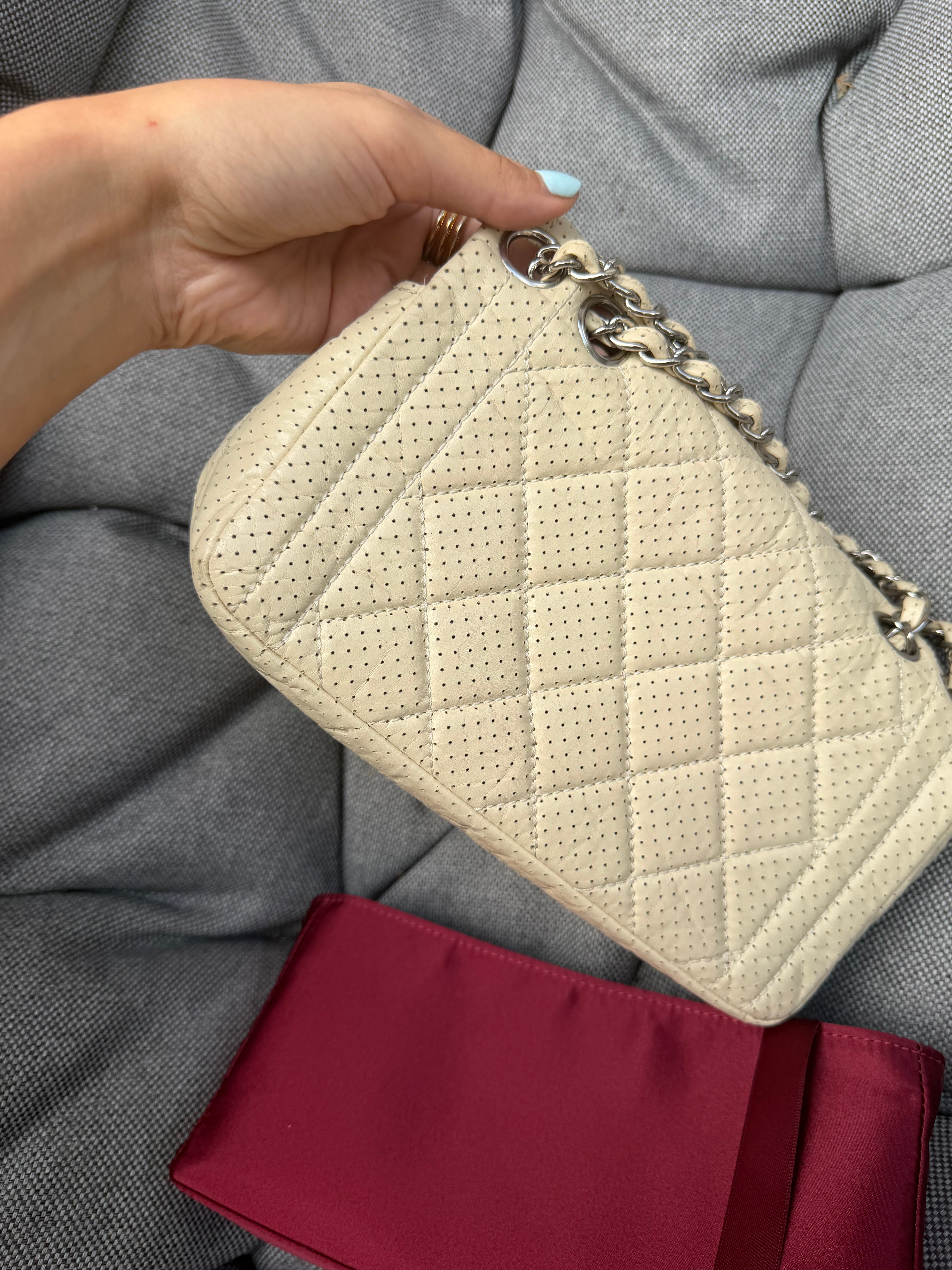 Chanel One Flap Small · Piel Perforada Marfil · Herrajes Plata