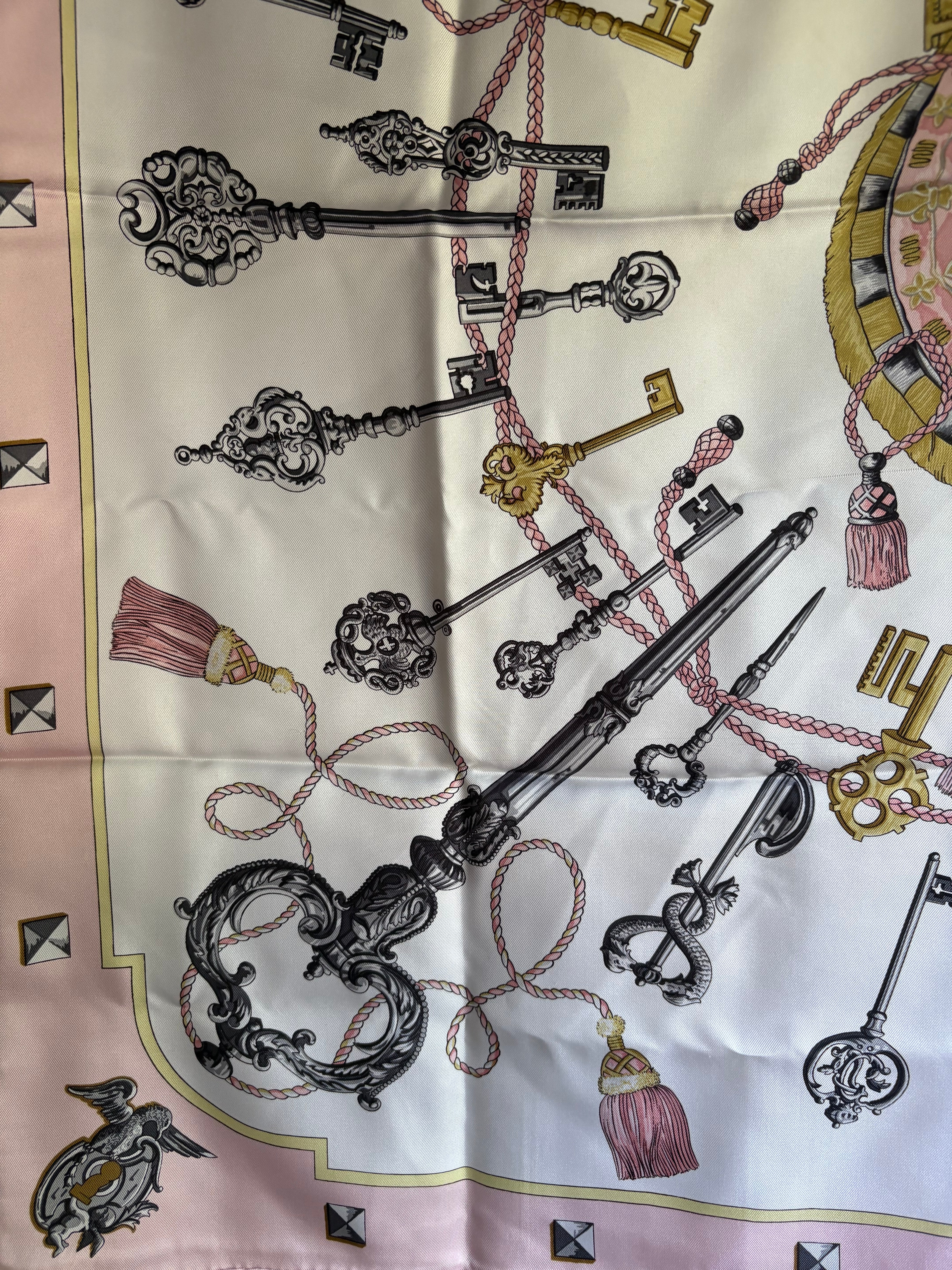Hermès – Carrè Pañuelo de Seda 88 cm Rosa Claro con Motivo de Llaves en Negro y Dorado