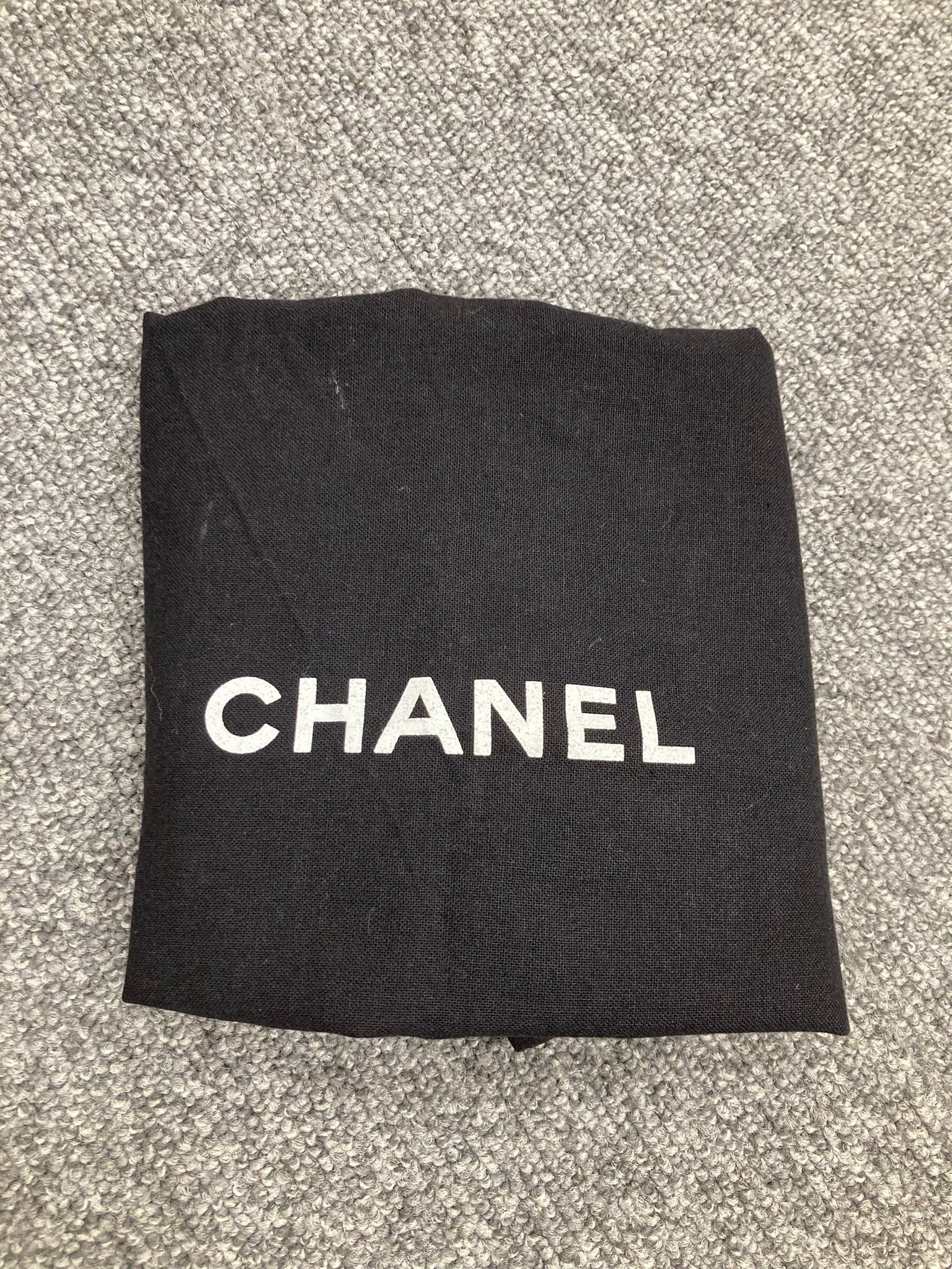 Chanel “Valentine” Matelassé 25 en piel negra con charms