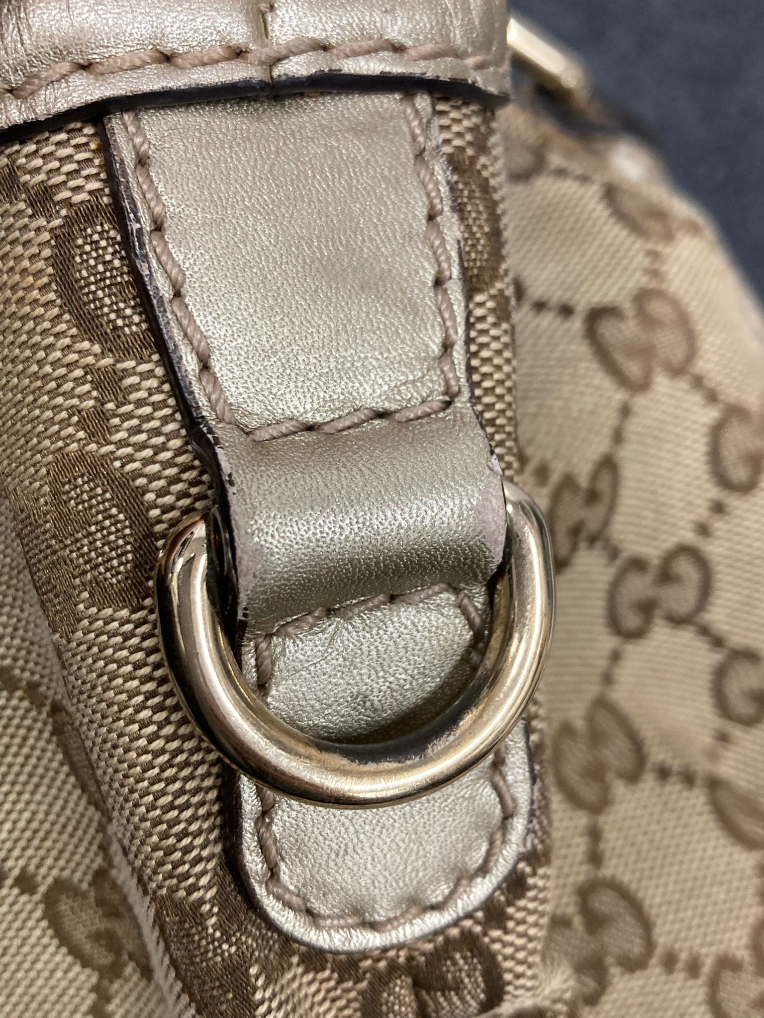 Gucci GG Canvas 2Way Bag en beige y dorado con bandolera