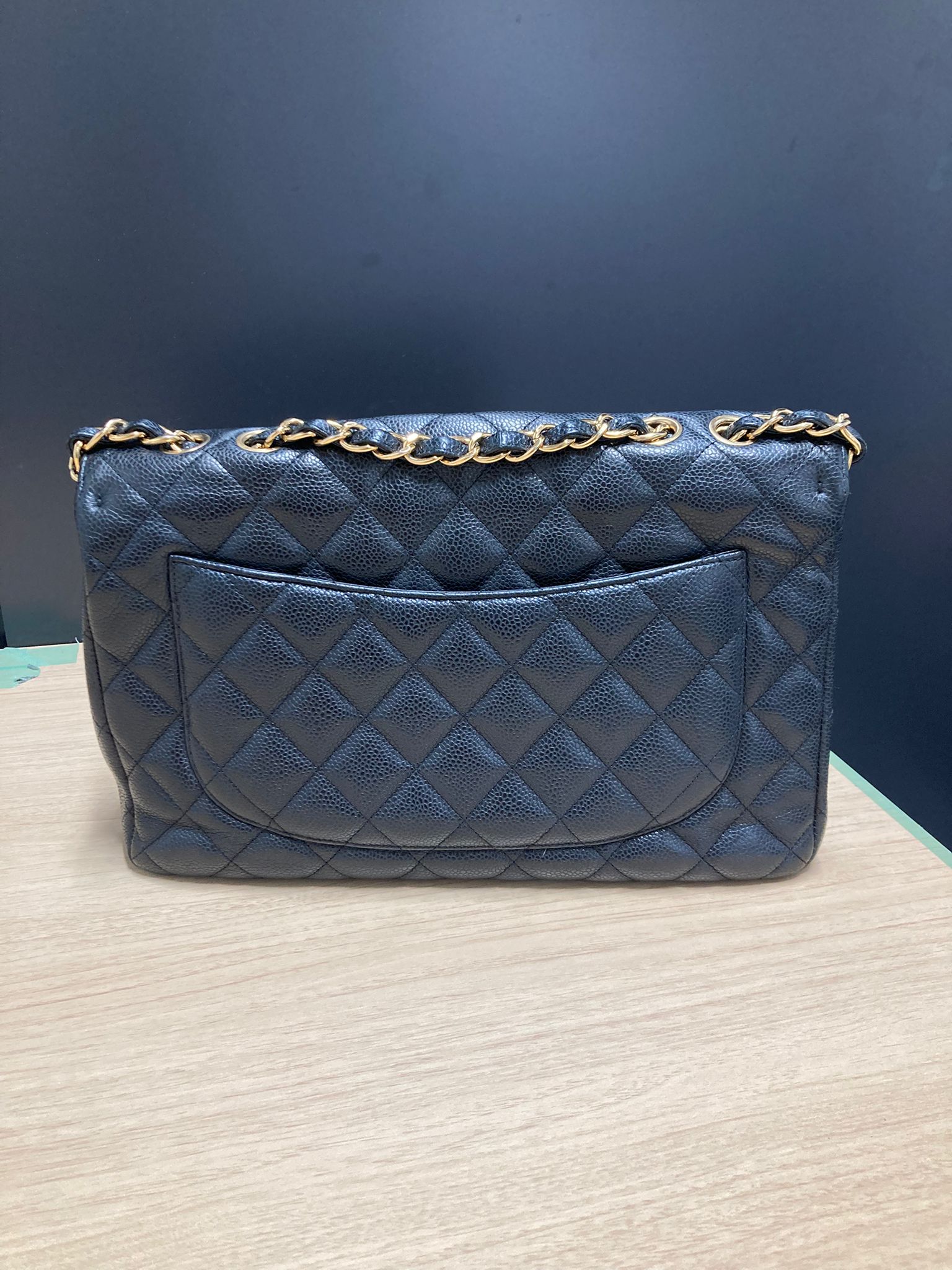 Bolso Classic Flap 30 en piel caviar negra con herrajes dorados