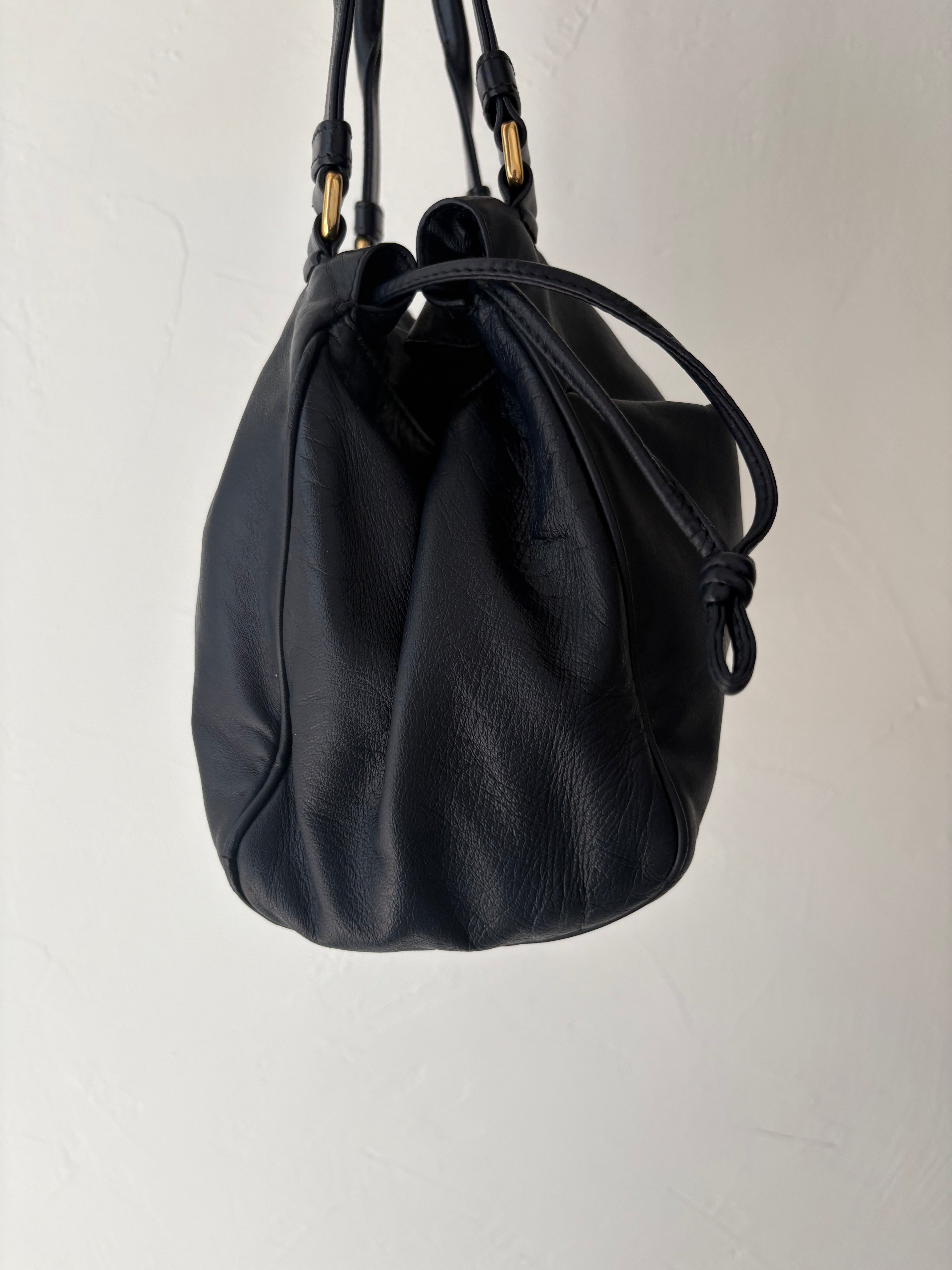 loewe bolso tipo flamenco saco en piel azul marino con bandolera