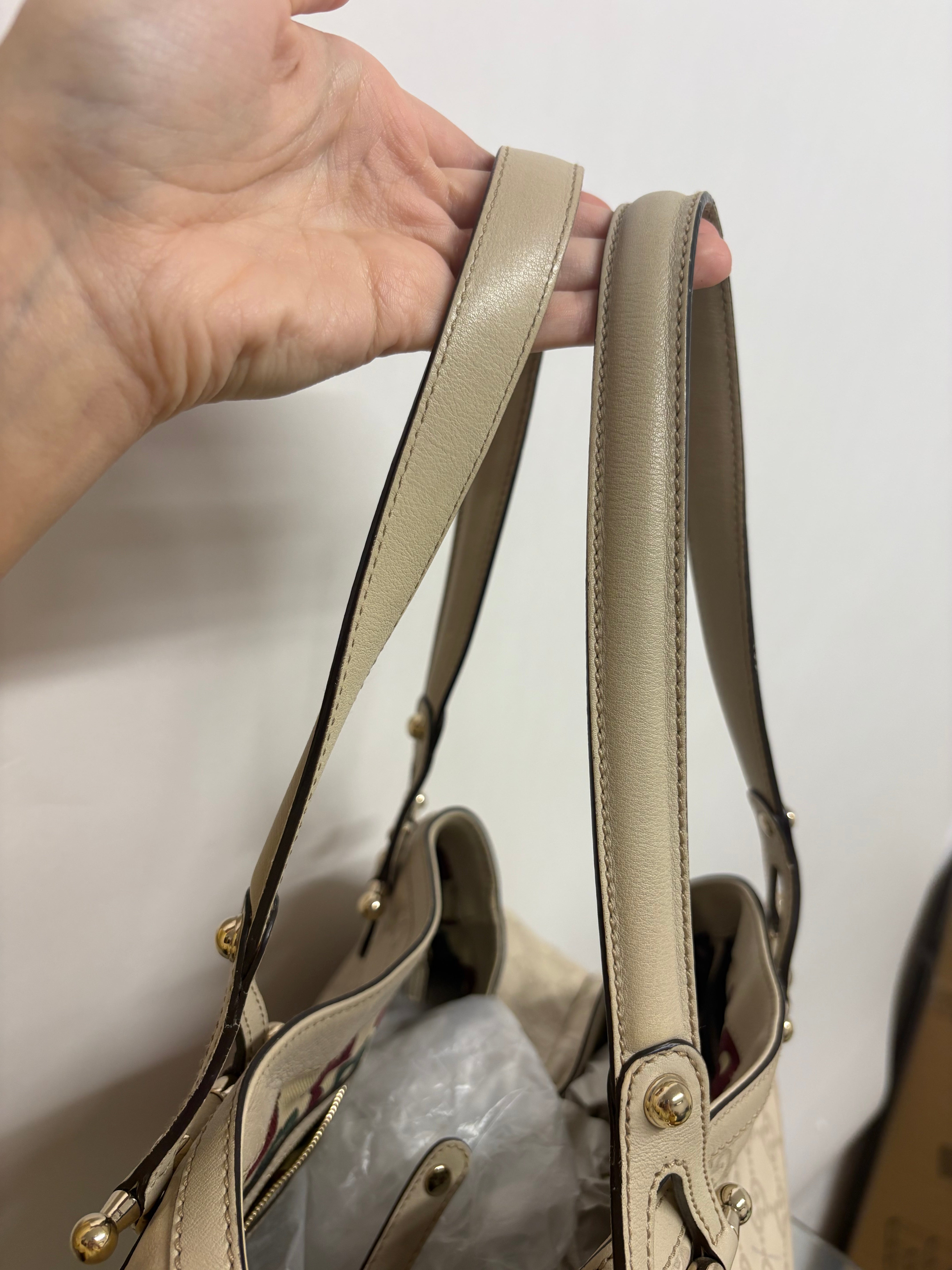 Gucci Pelham grande en piel Guccissima blanca marfil