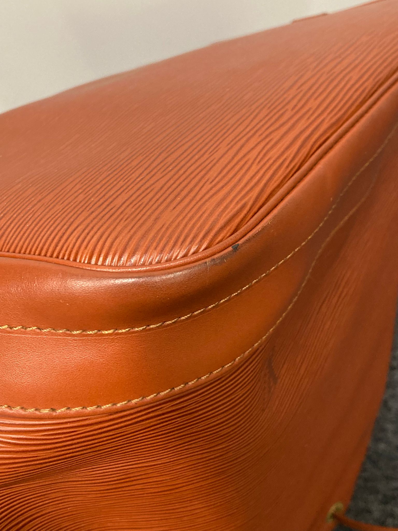 Louis Vuitton Noé Epi Leather Bucket Bag Marrón