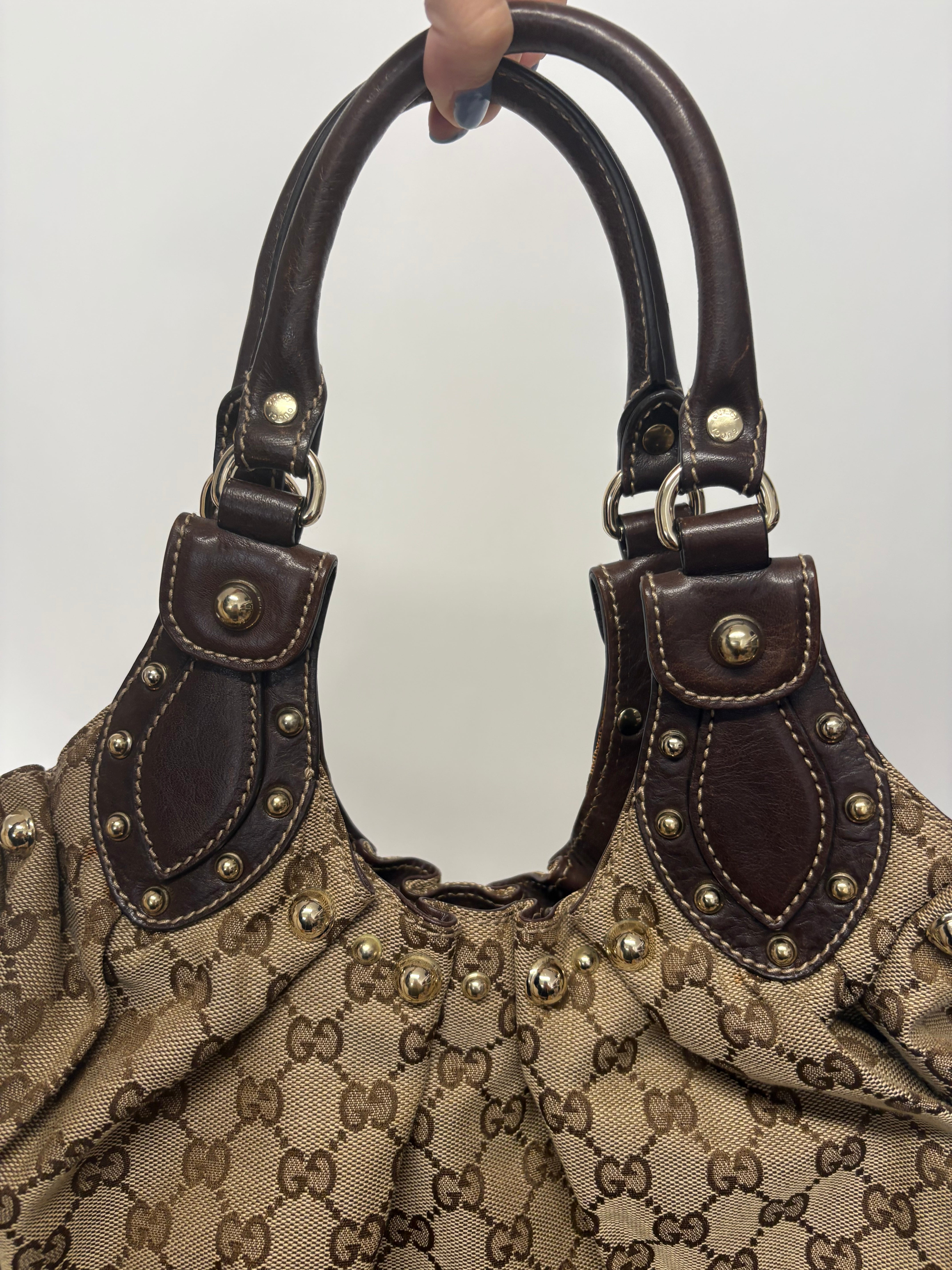 Gucci Pelham Tote GG Supreme Beige con Asas de Piel Marrón y Tachuelas Doradas mediano