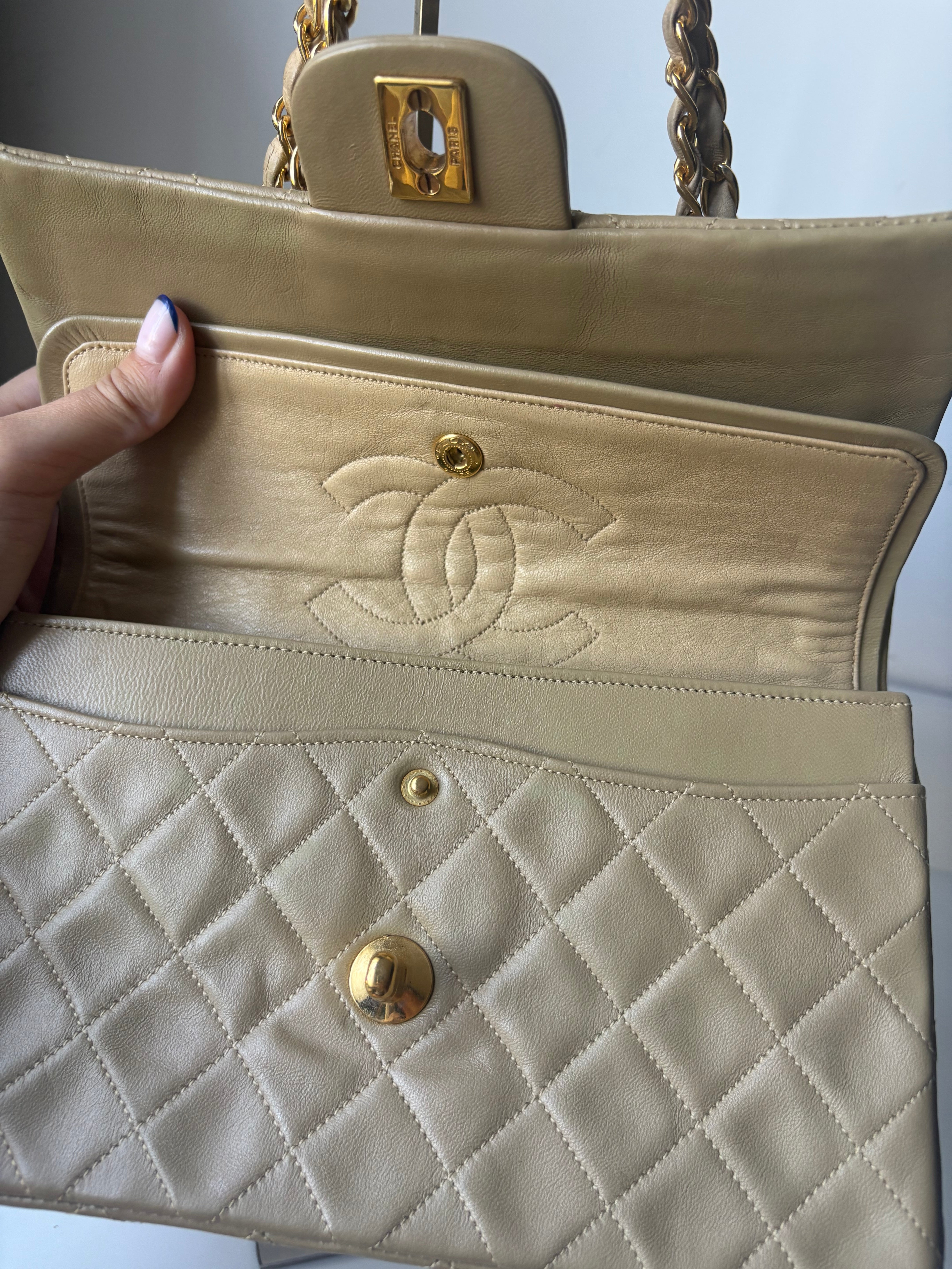 Chanel Timeless Double Flap 22 Beige en piel de cordero