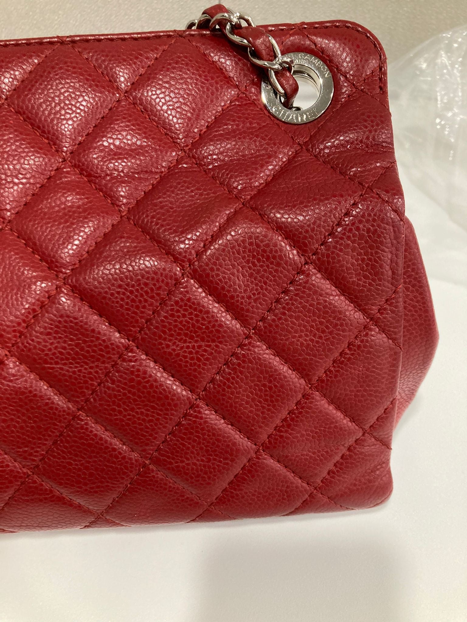 Chanel CC Chain Tote acolchado en piel caviar roja