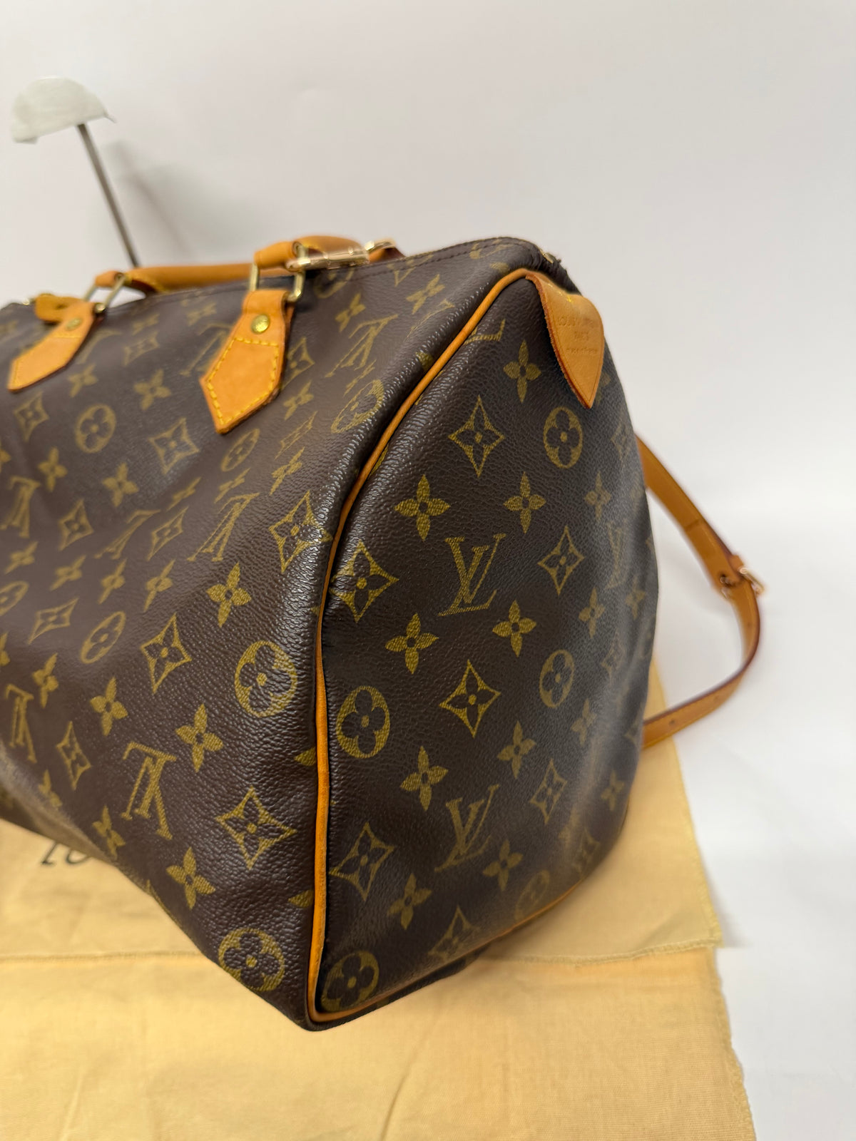 Louis Vuitton Speedy 35 Monogram MB0052