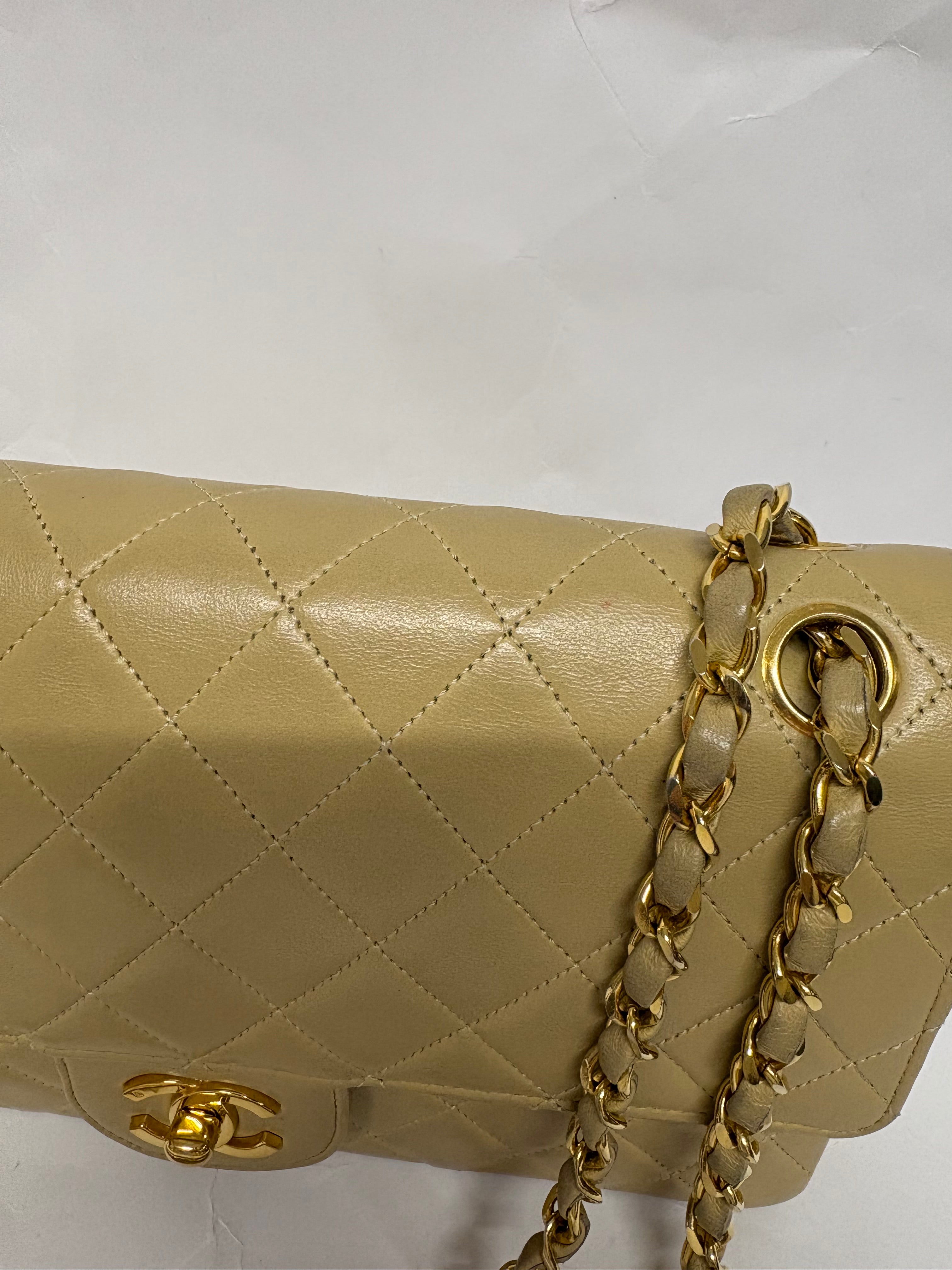 Chanel Timeless 25 Classic Double Flap Beige Mediano En Piel Acolchada Con Cadena Dorada