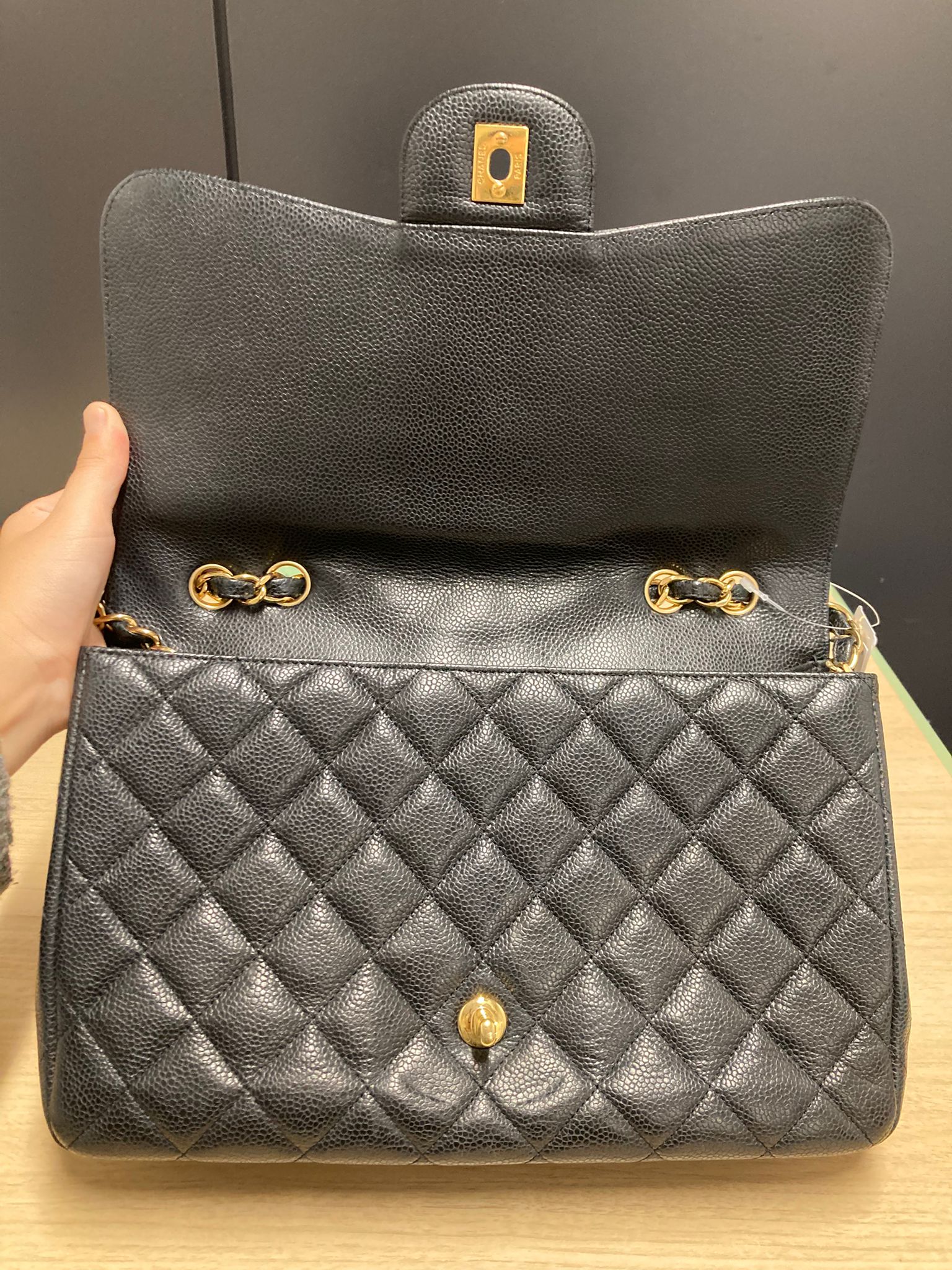 Bolso Classic Flap 30 en piel caviar negra con herrajes dorados