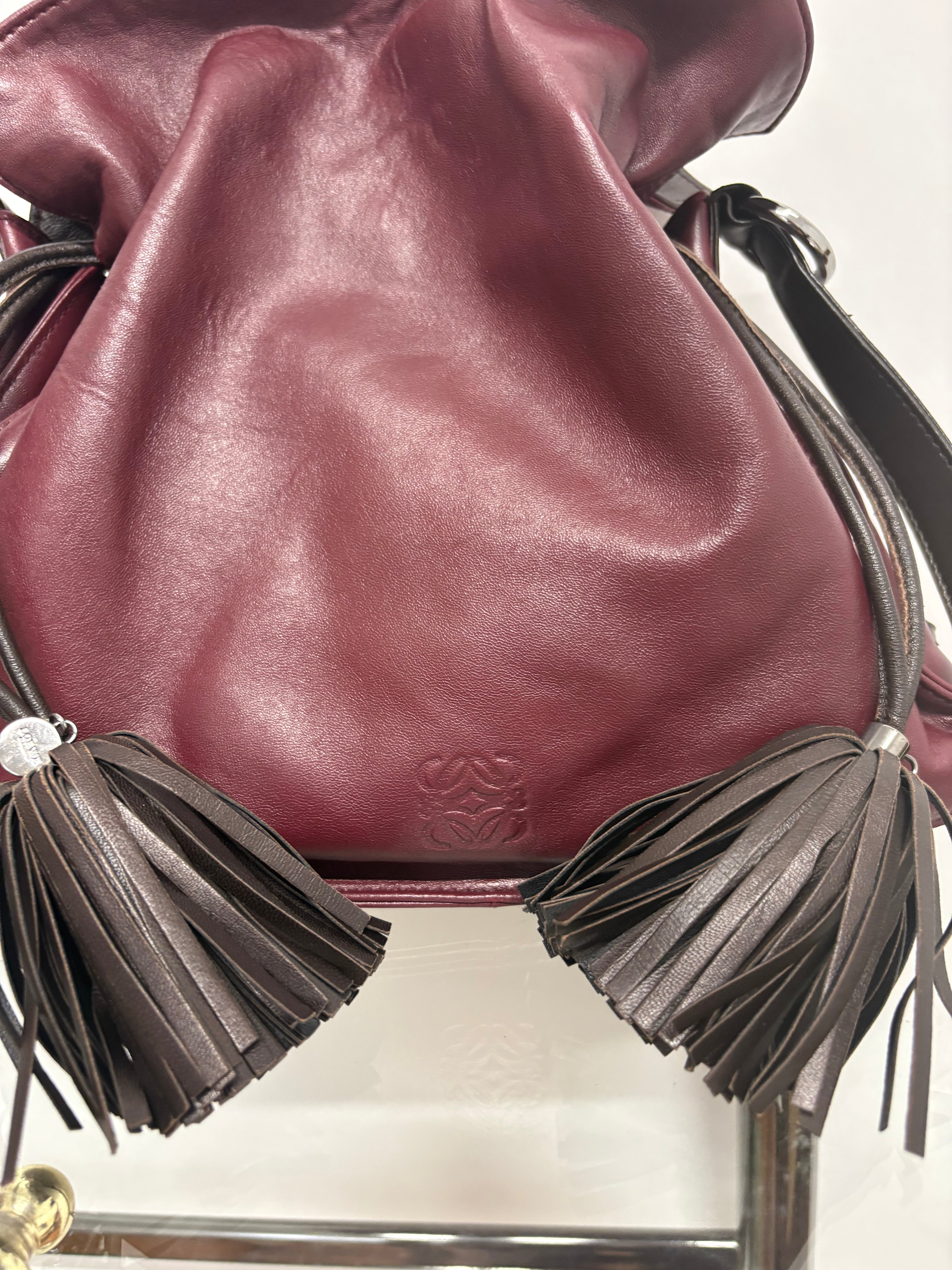 Loewe flamenco mediano burdeos y marrones con bandolera y borlas