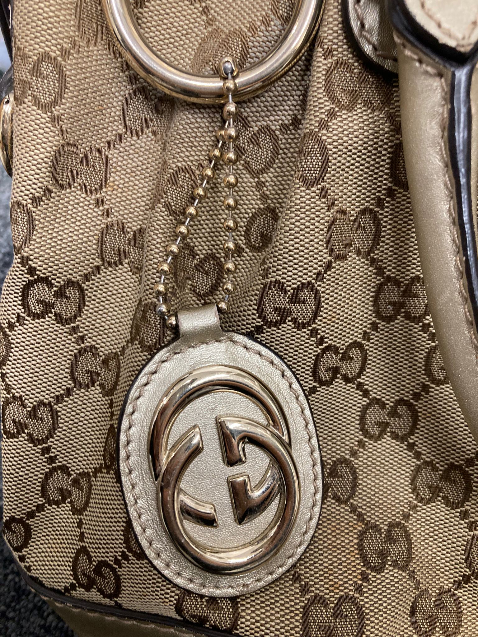 Gucci GG Canvas 2Way Bag en beige y dorado con bandolera