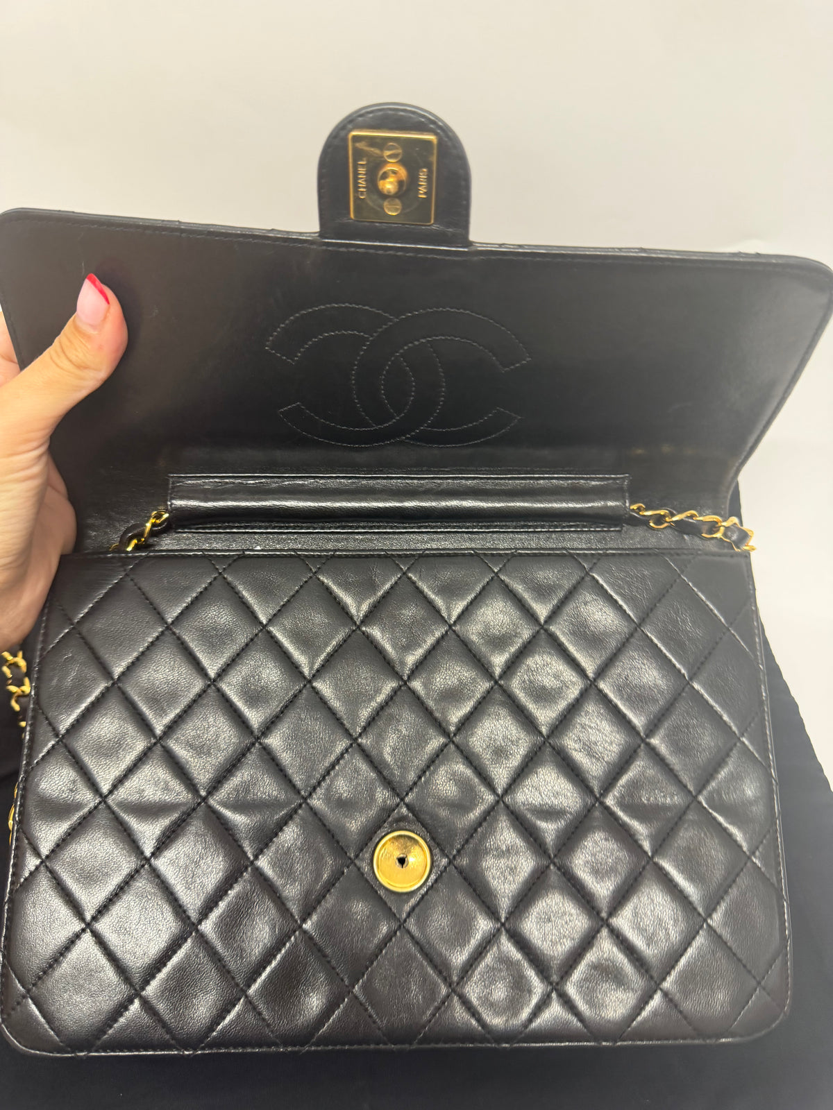 Chanel Classic Single Flap Mediano Piel de Cordero Negra Herrajes Dorados