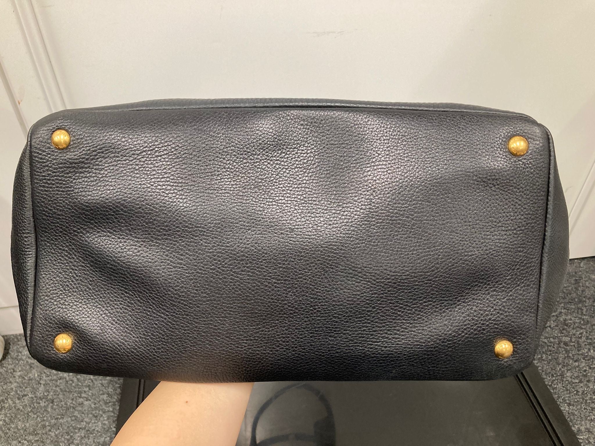 Prada vitello tote negra