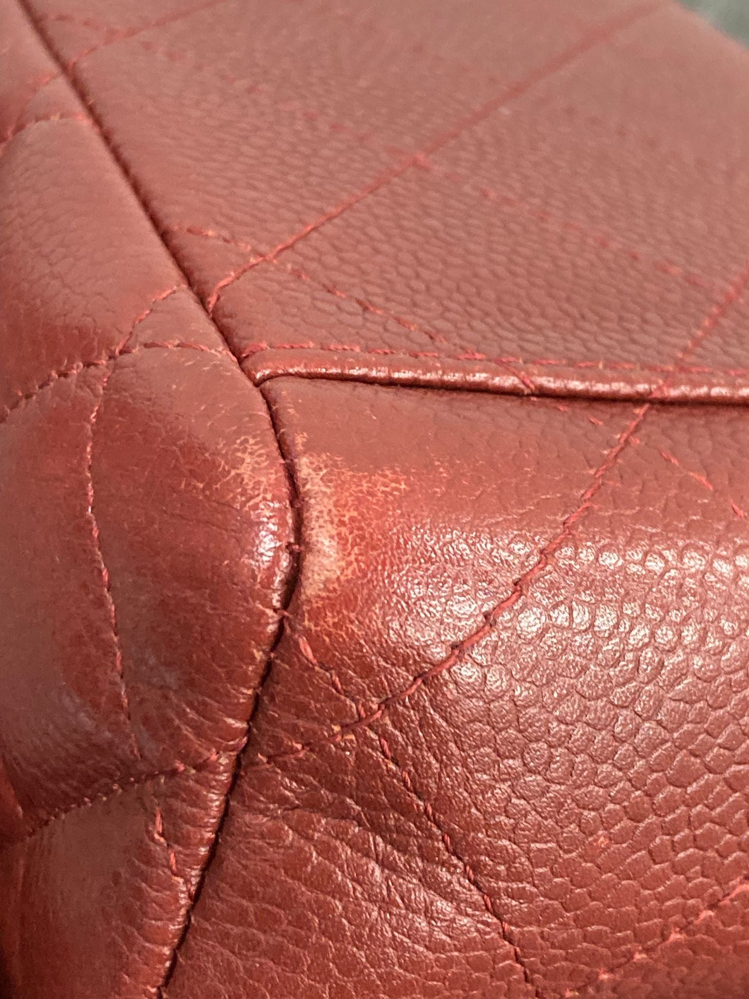 Chanel Clásico Doble Solapa 34 en piel caviar burdeos y herrajes plateados