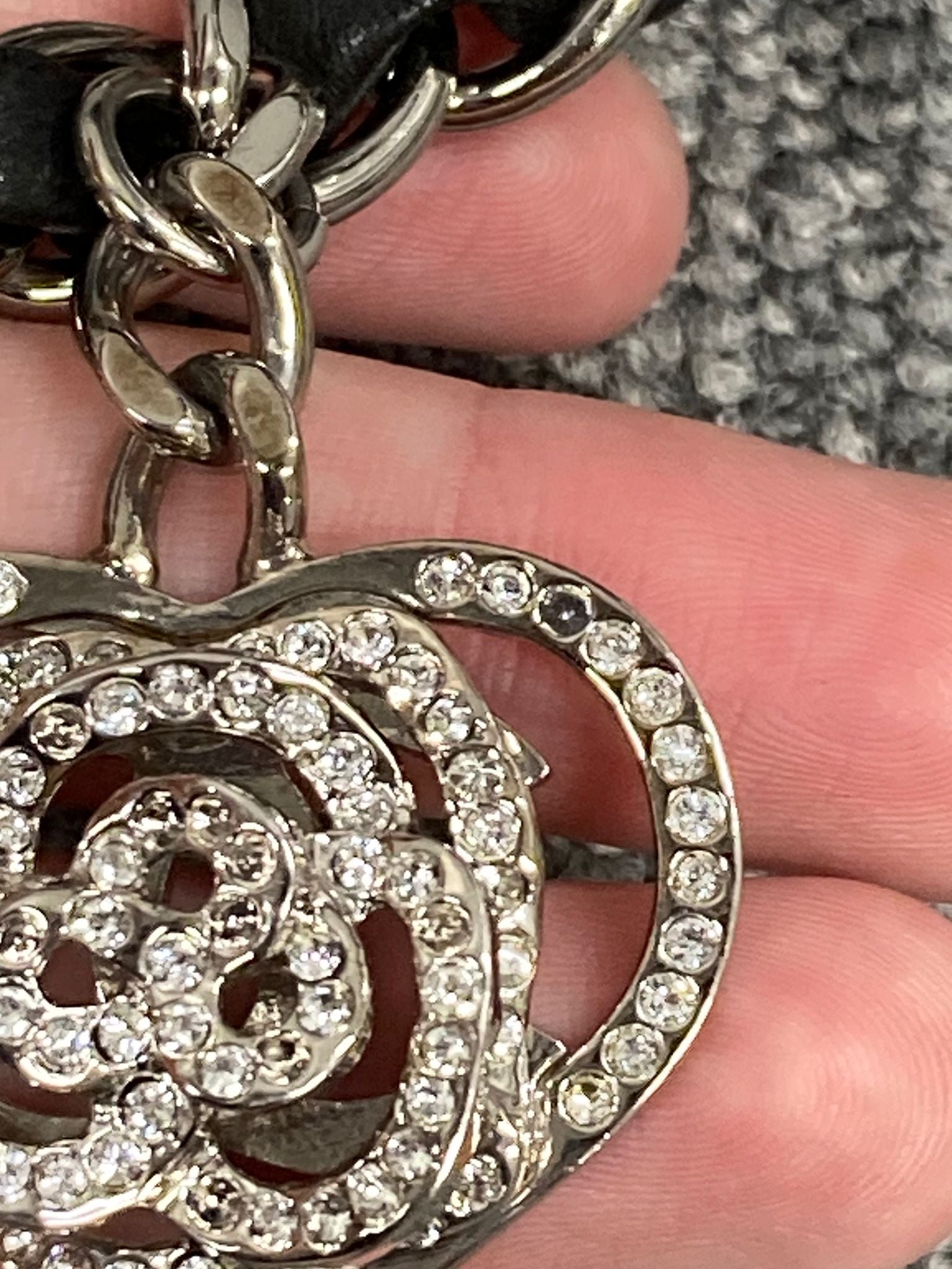 Chanel “Valentine” Matelassé 25 en piel negra con charms