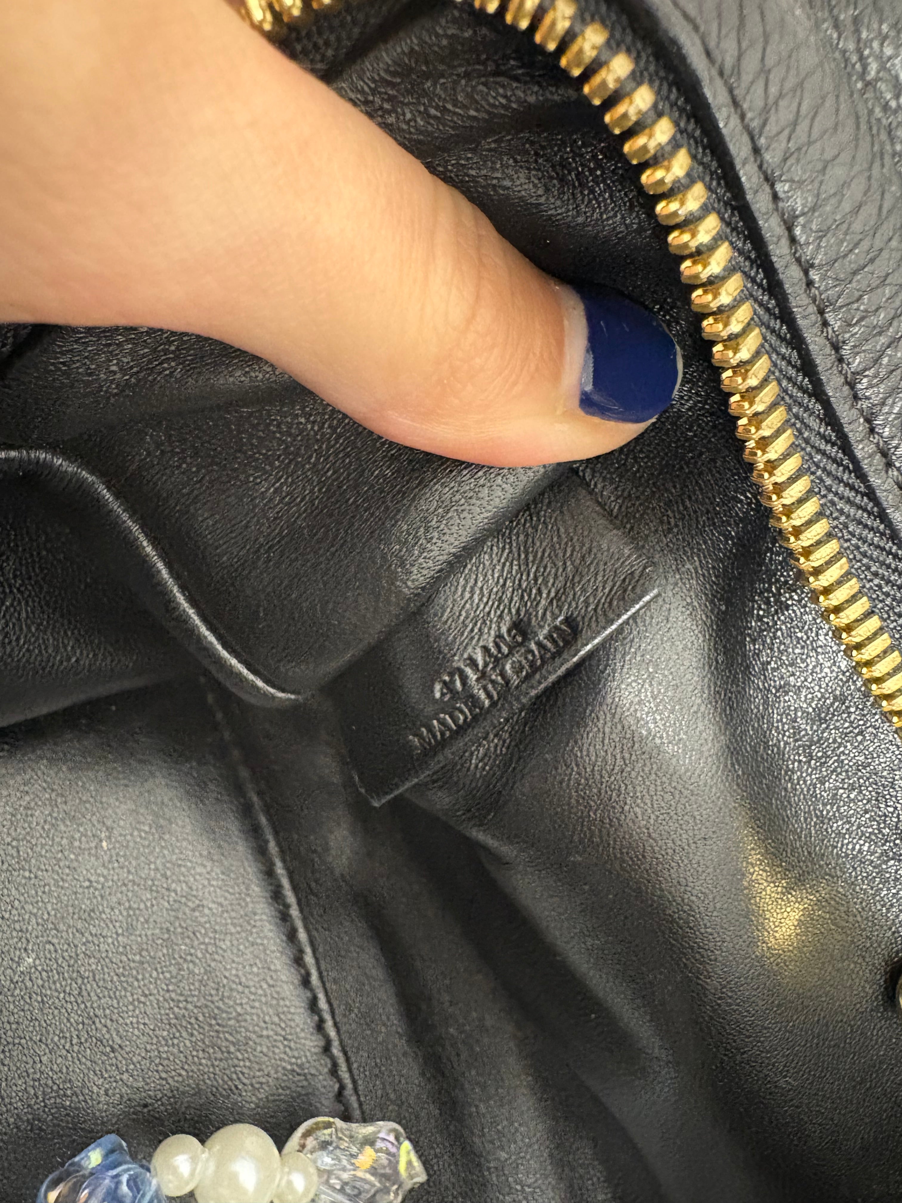 Loewe amazona 30 piel granulada negra