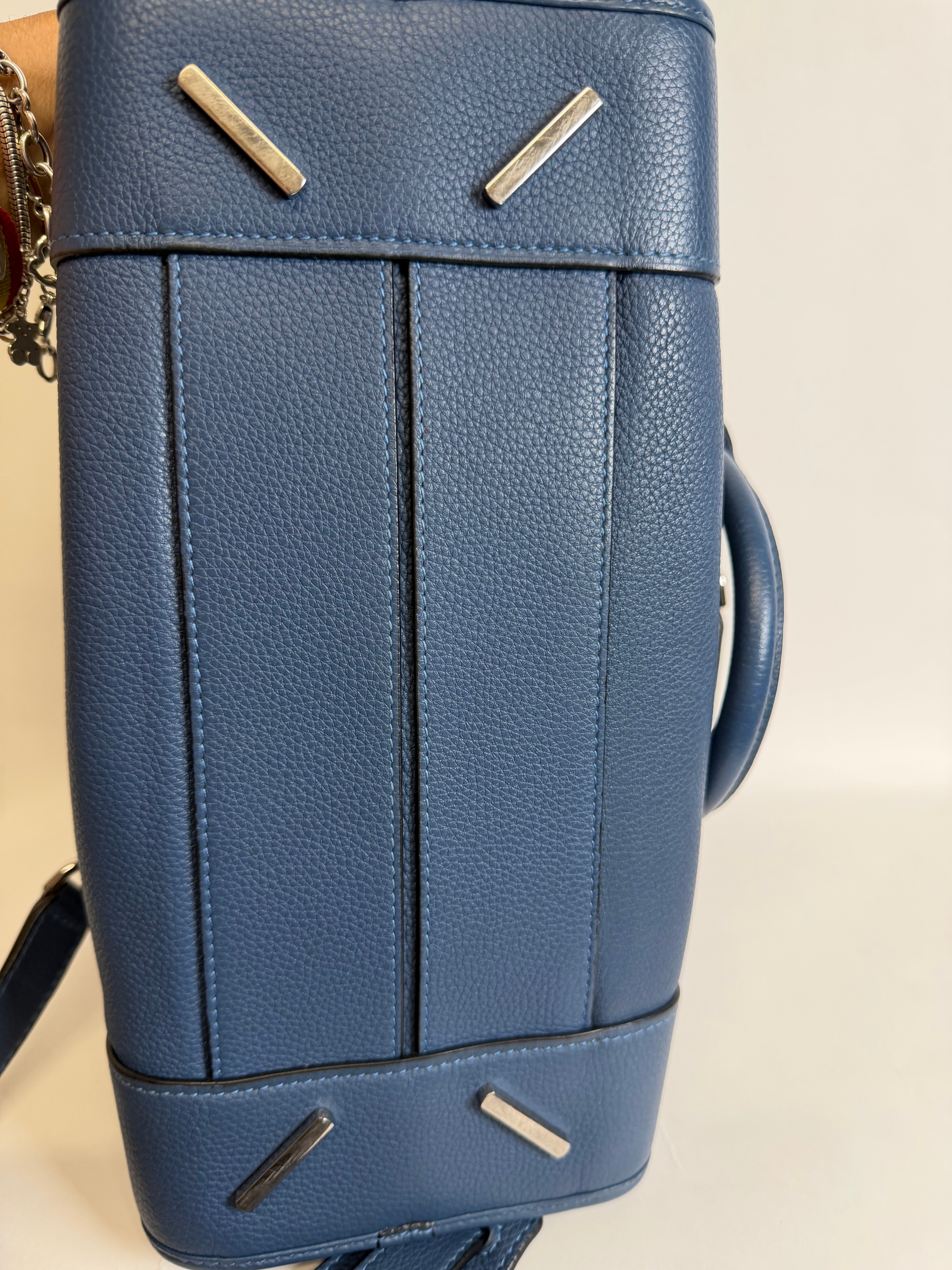 Loewe Amazona 28 Azul Navy modelo nuevo con bandolera