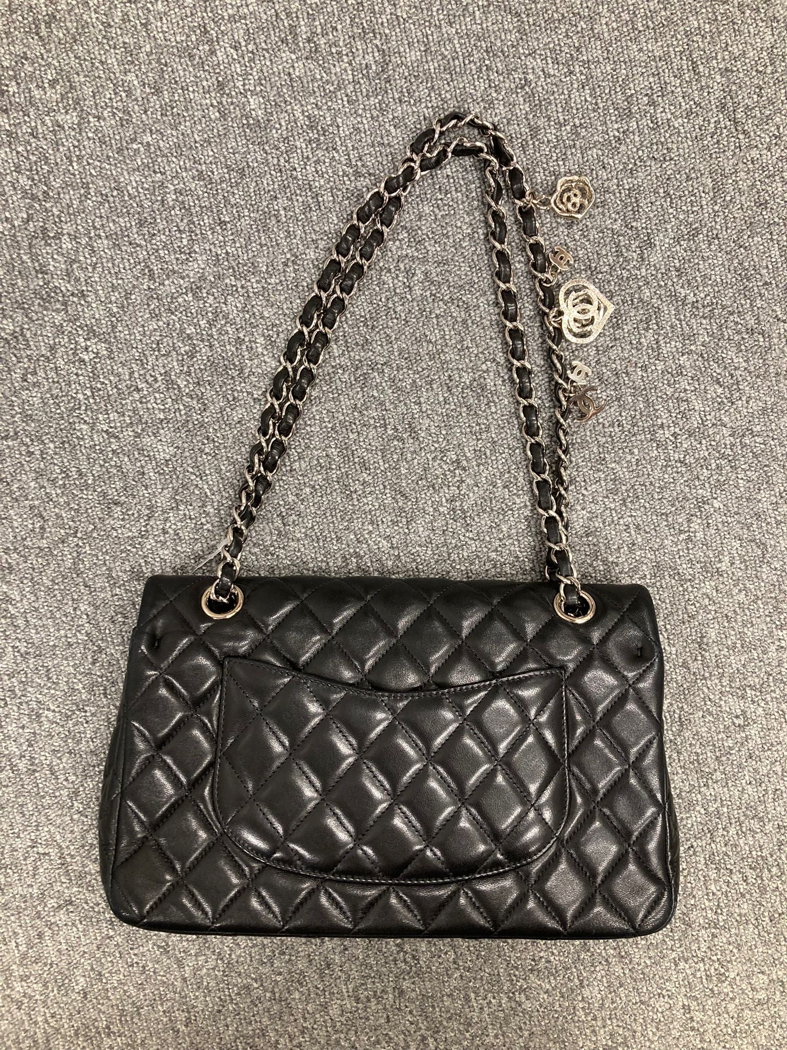 Chanel “Valentine” Matelassé 25 en piel negra con charms