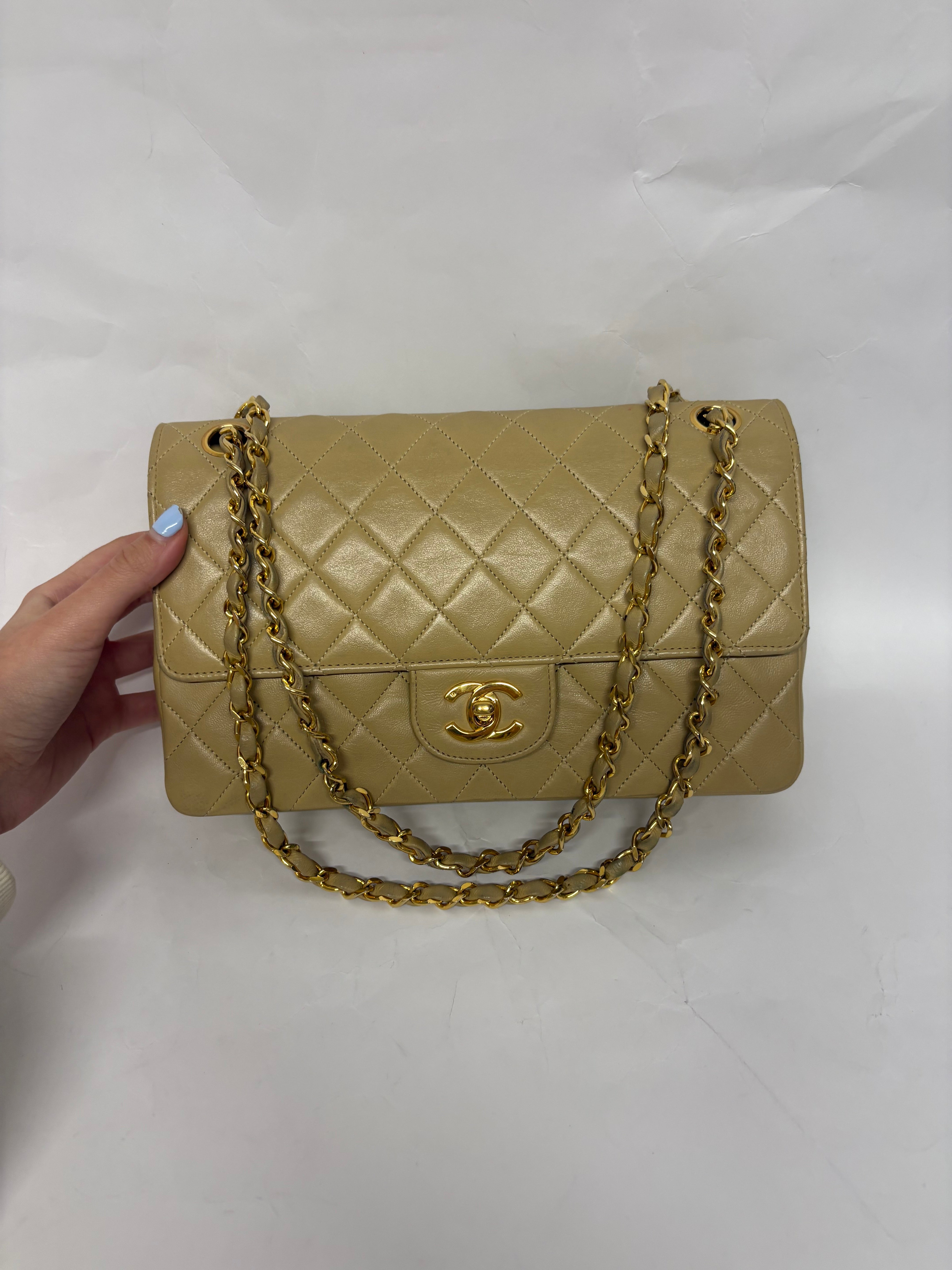 Chanel Timeless 25 Classic Double Flap Beige Mediano En Piel Acolchada Con Cadena Dorada