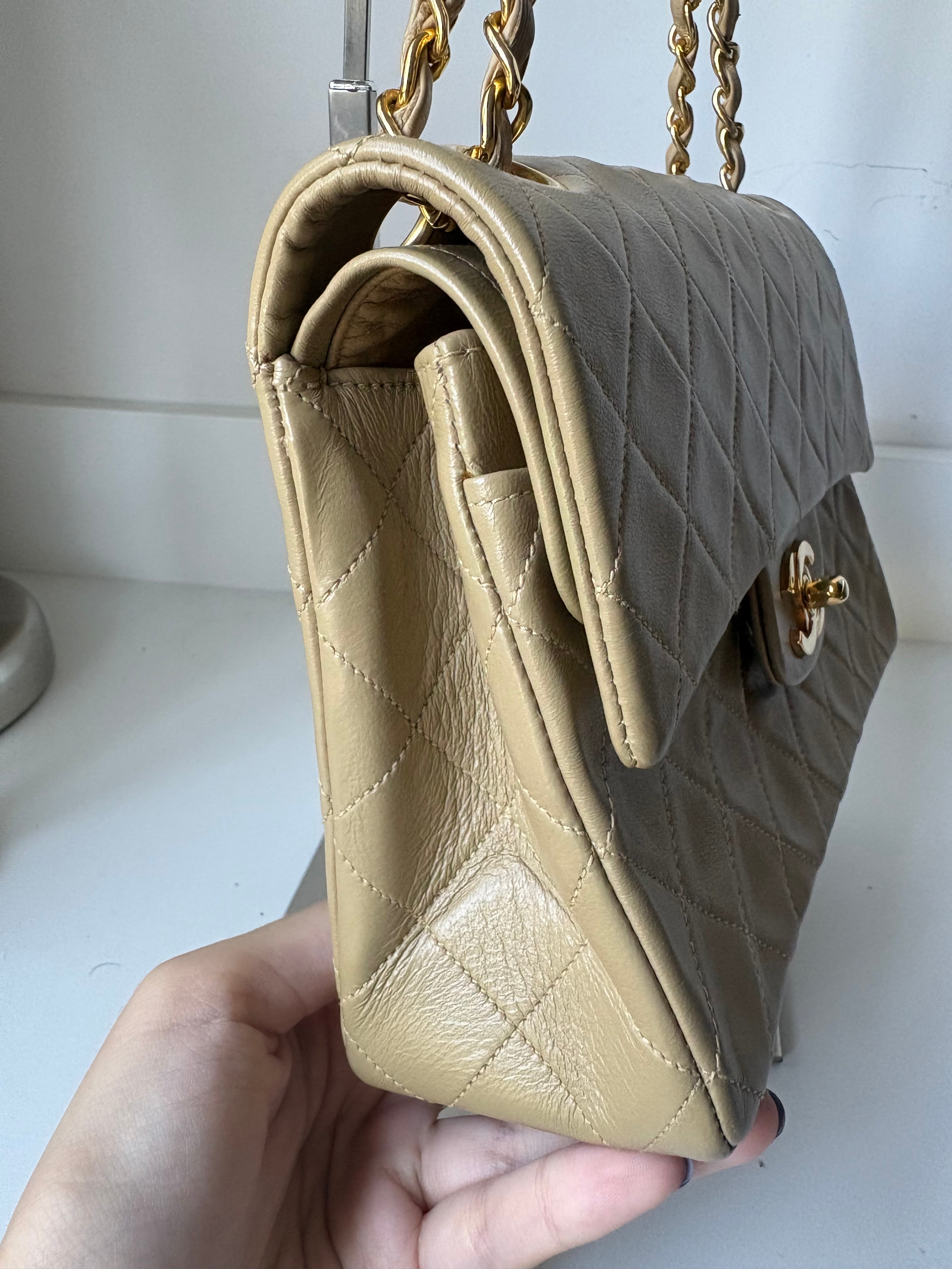 Chanel Timeless Double Flap 22 Beige en piel de cordero