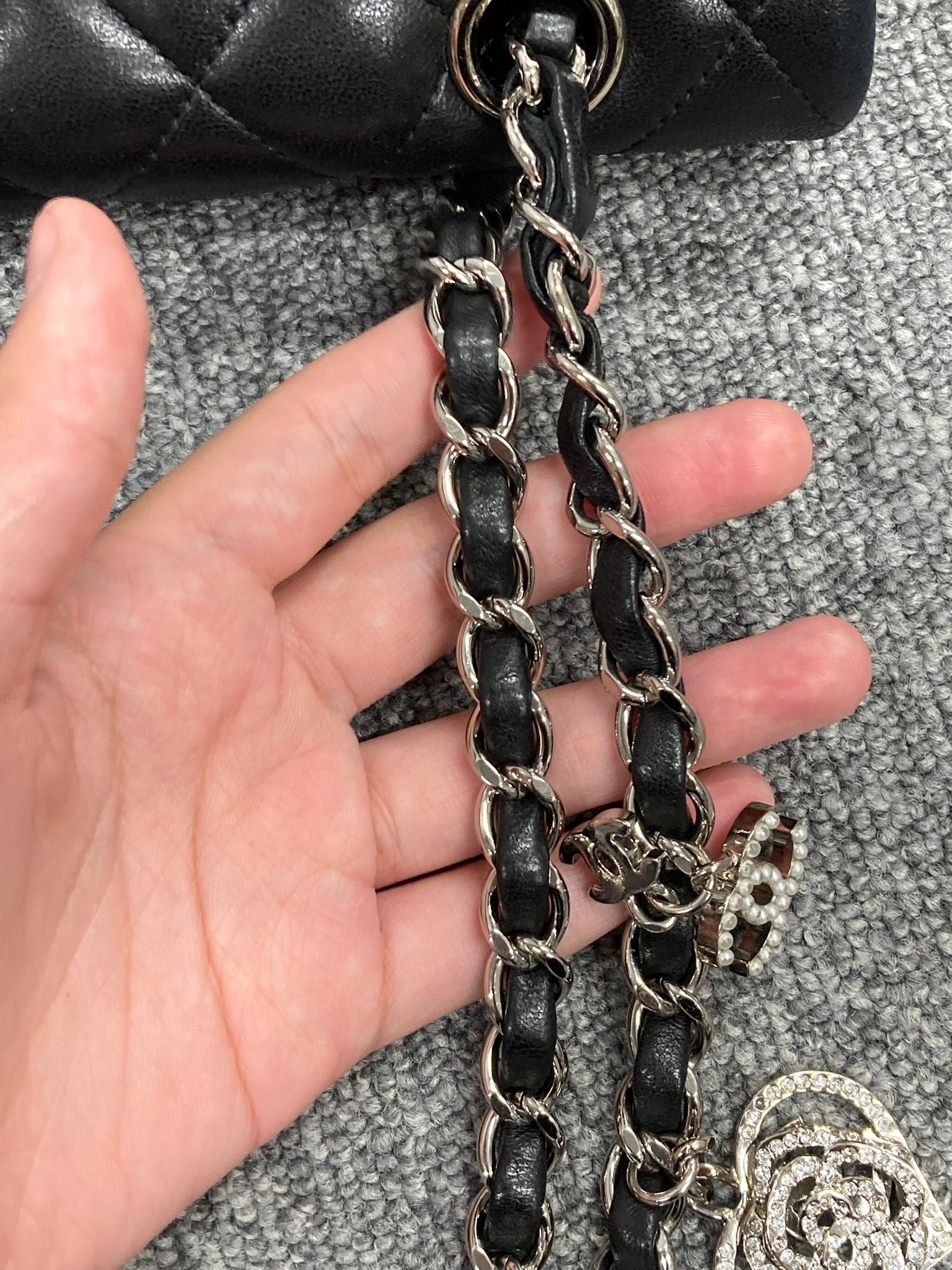 Chanel “Valentine” Matelassé 25 en piel negra con charms