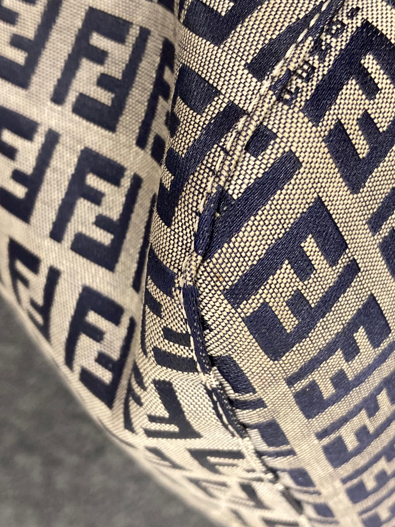 Fendi Zucchino One Shoulder Bag – Canvas azul y gris