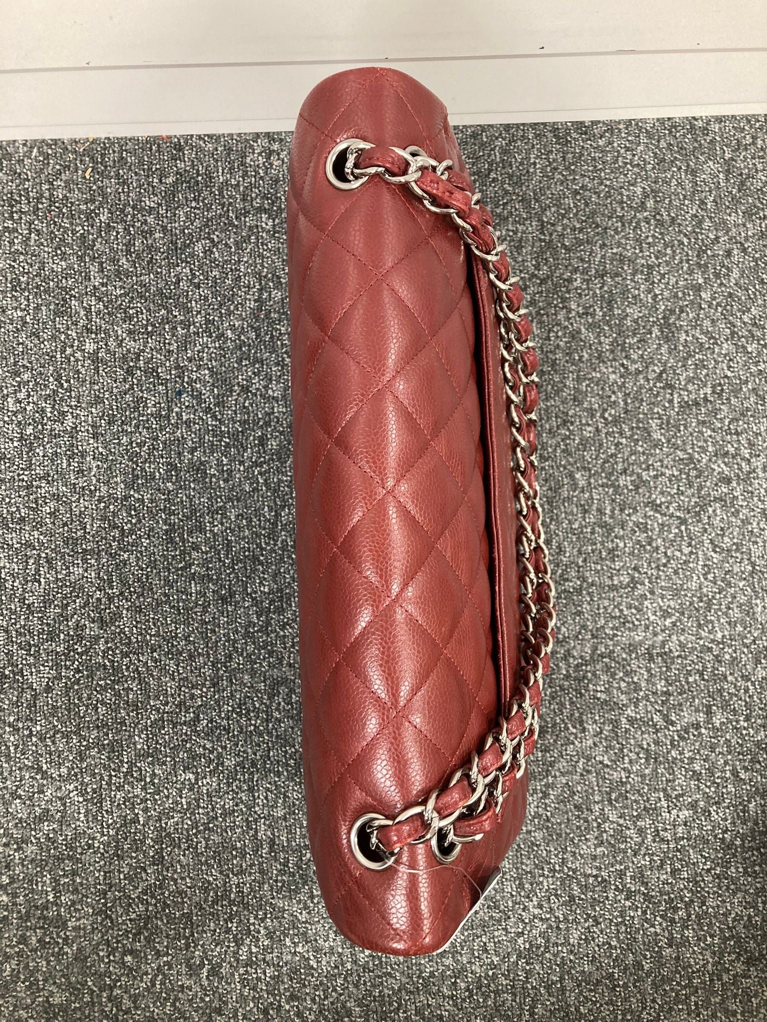 Chanel Clásico Doble Solapa 34 en piel caviar burdeos y herrajes plateados